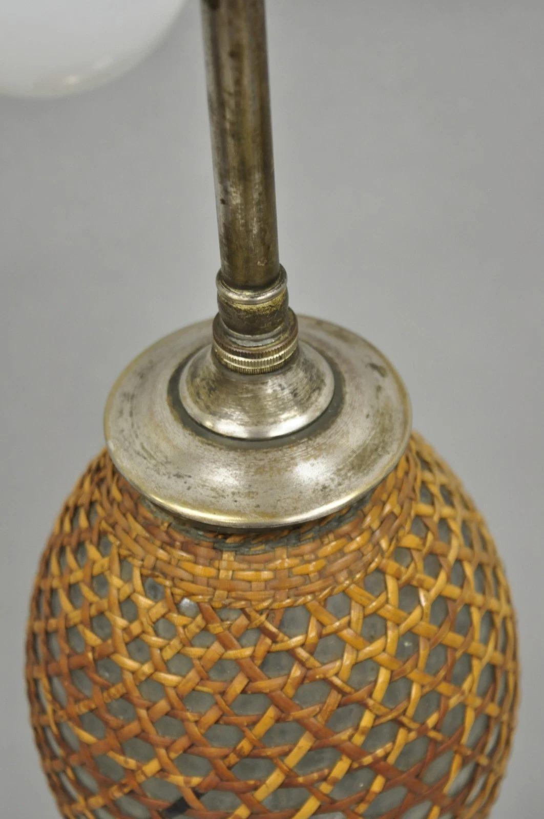 20ième siècle Ancienne lampe de bureau française victorienne en rotin enveloppé de verre soufflé Seltzer Bottle en vente