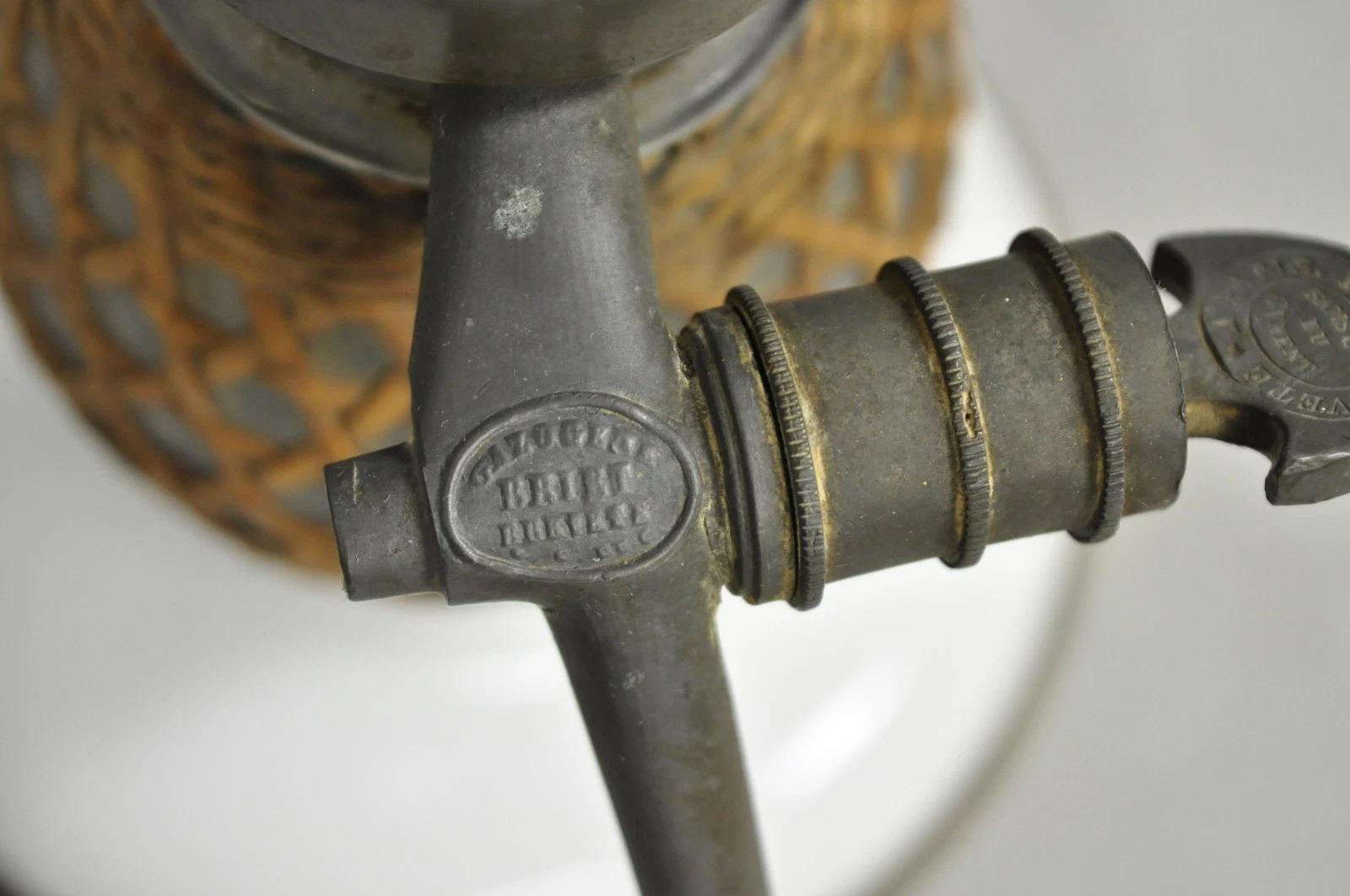 Verre Ancienne lampe de bureau française victorienne en rotin enveloppé de verre soufflé Seltzer Bottle en vente
