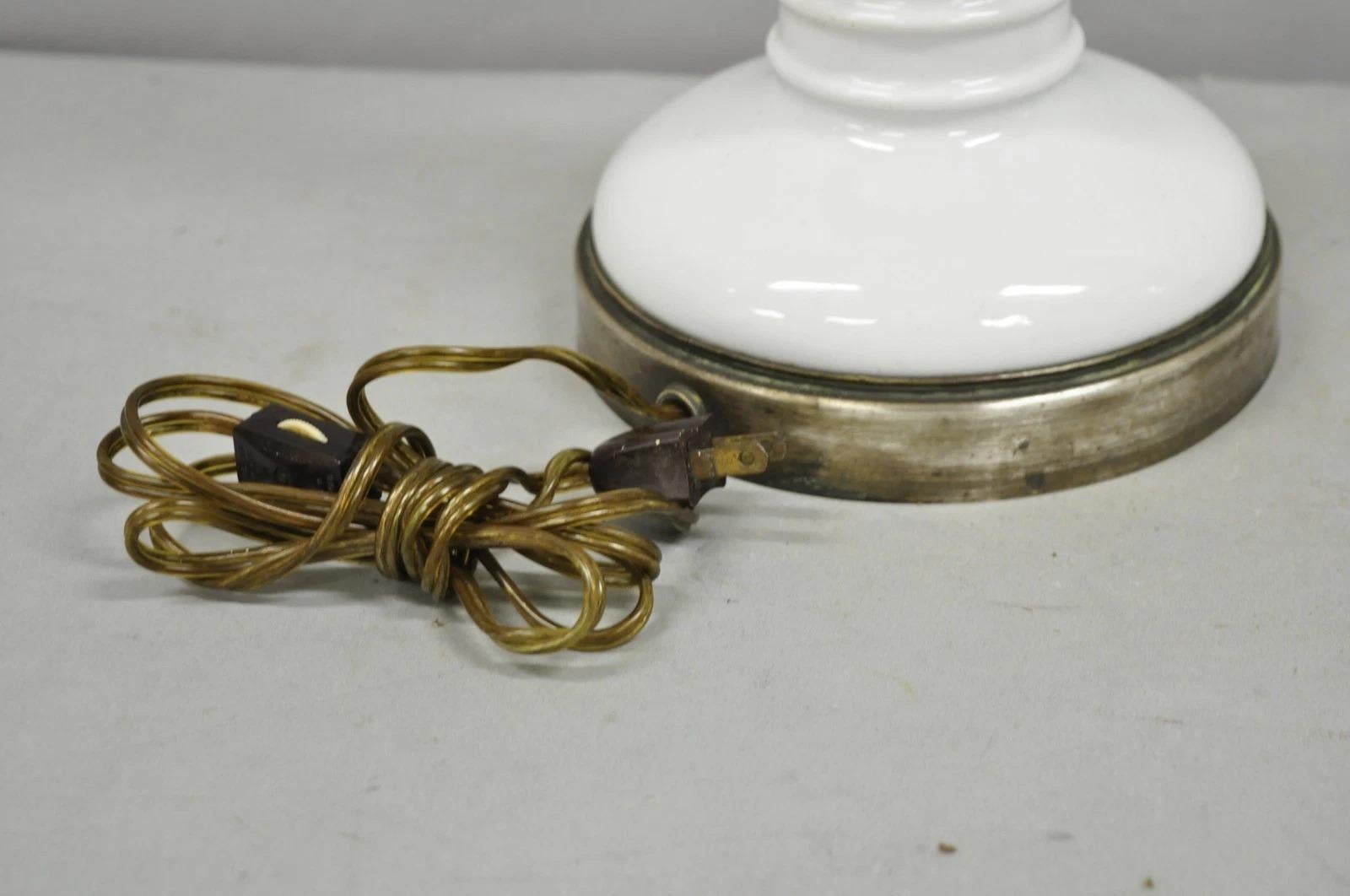 Ancienne lampe de bureau française victorienne en rotin enveloppé de verre soufflé Seltzer Bottle en vente 2
