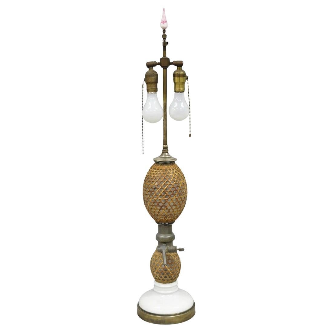 Ancienne lampe de bureau française victorienne en rotin enveloppé de verre soufflé Seltzer Bottle en vente