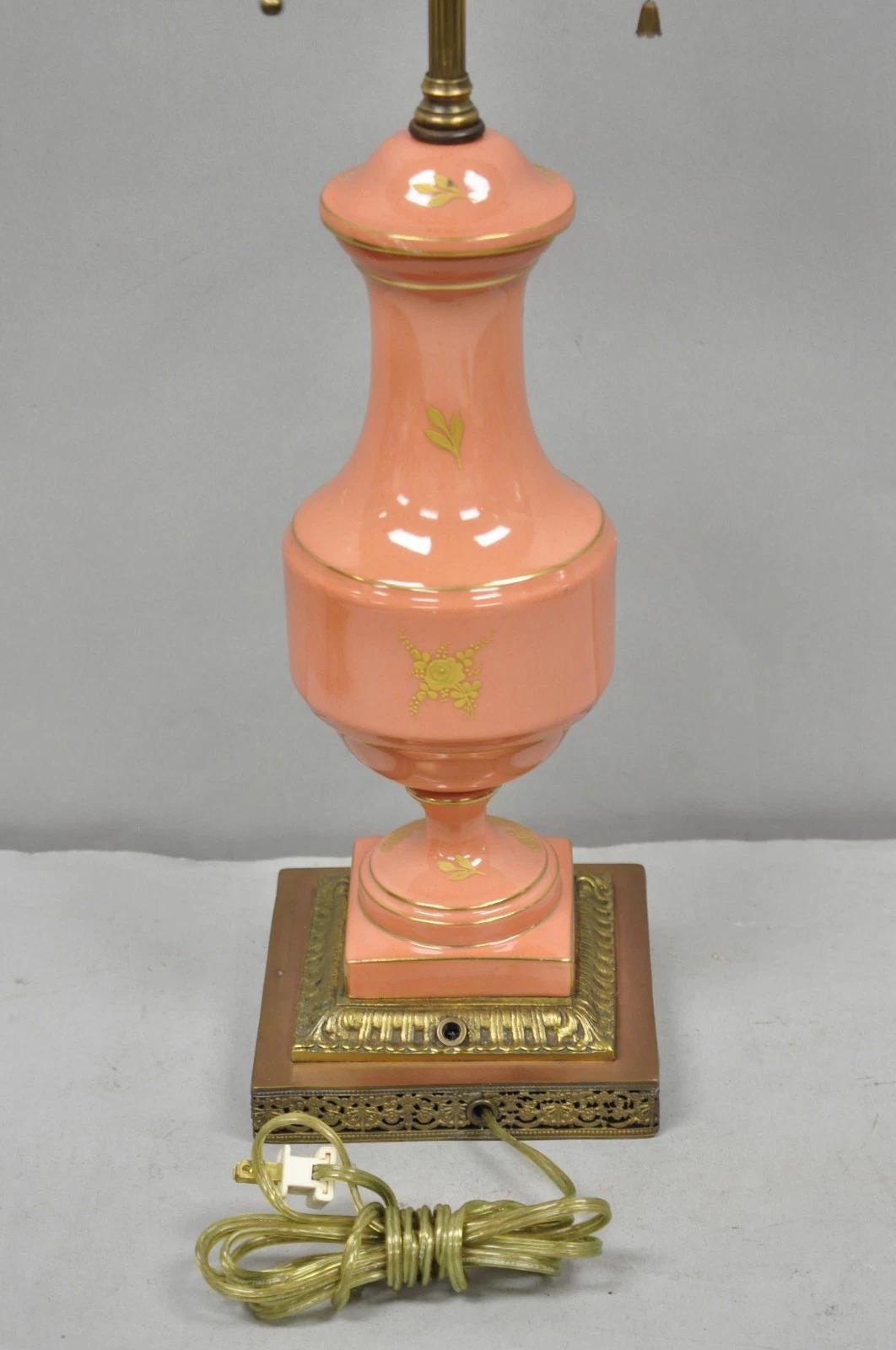 Antique French Victorian Salmón Coral Rosa Porcelana Pintada a Mano Urna Lámpara de Mesa en venta 5