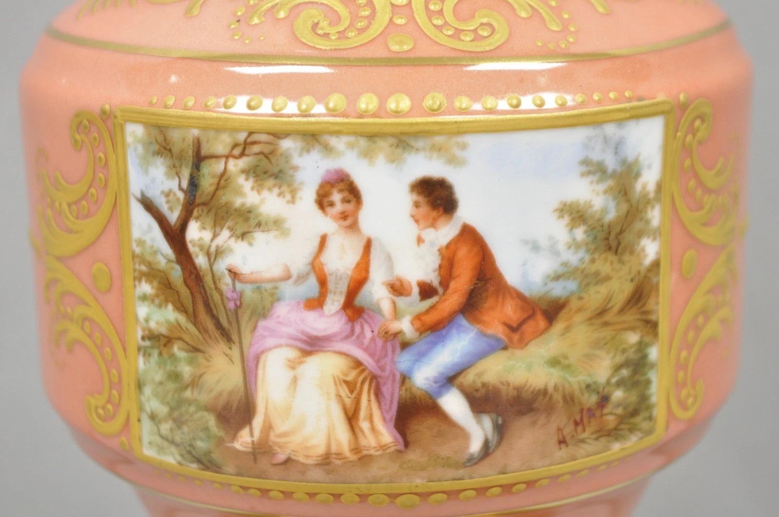 Antique French Victorian Salmón Coral Rosa Porcelana Pintada a Mano Urna Lámpara de Mesa en venta 7