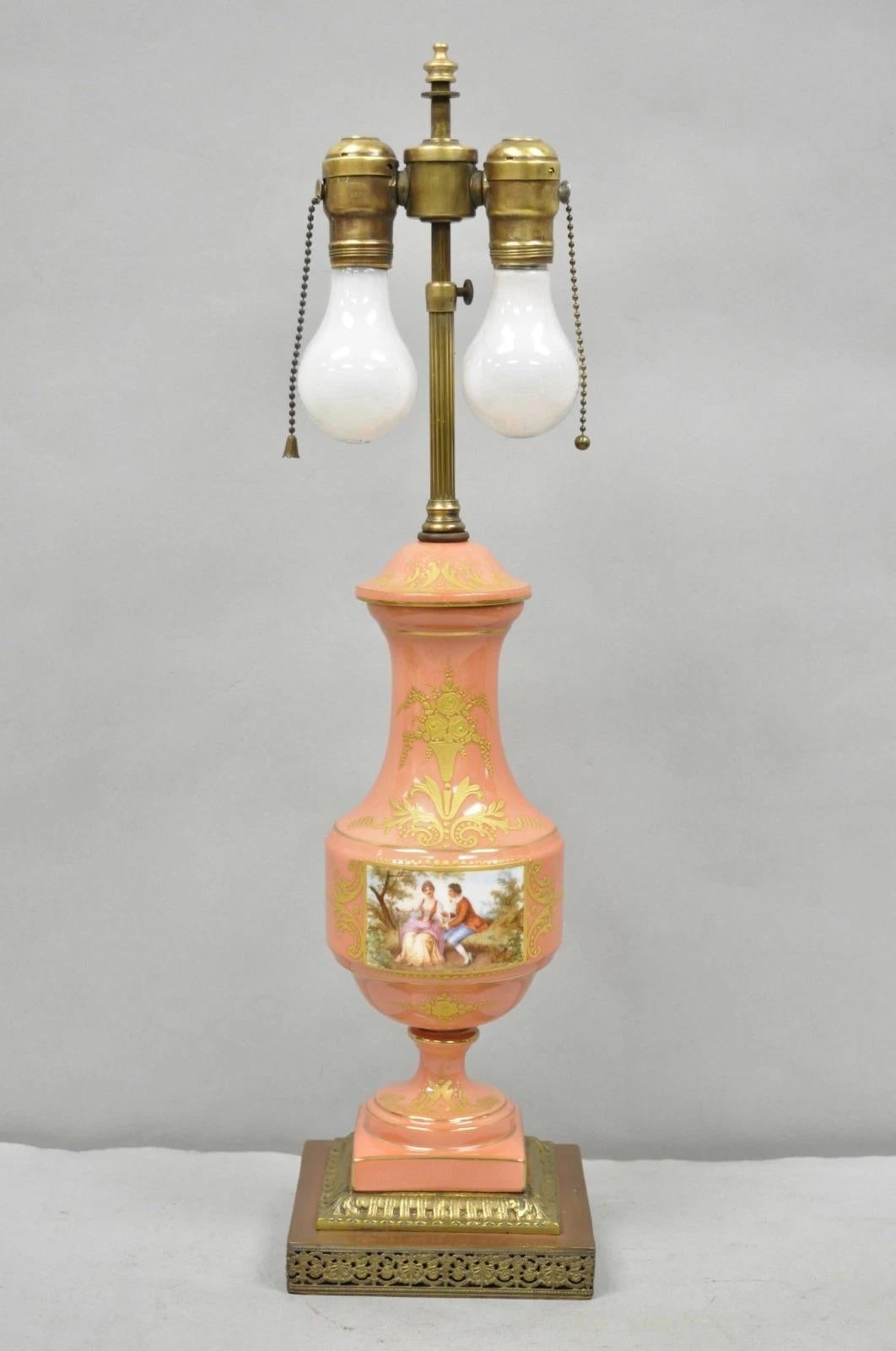 Antique French Victorian Salmón Coral Rosa Porcelana Pintada a Mano Urna Lámpara de Mesa en venta 9