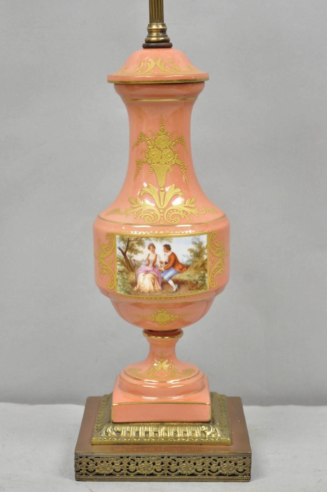 Antique French Victorian Salmón Coral Rosa Porcelana Pintada a Mano Urna Lámpara de Mesa Victoriano en venta