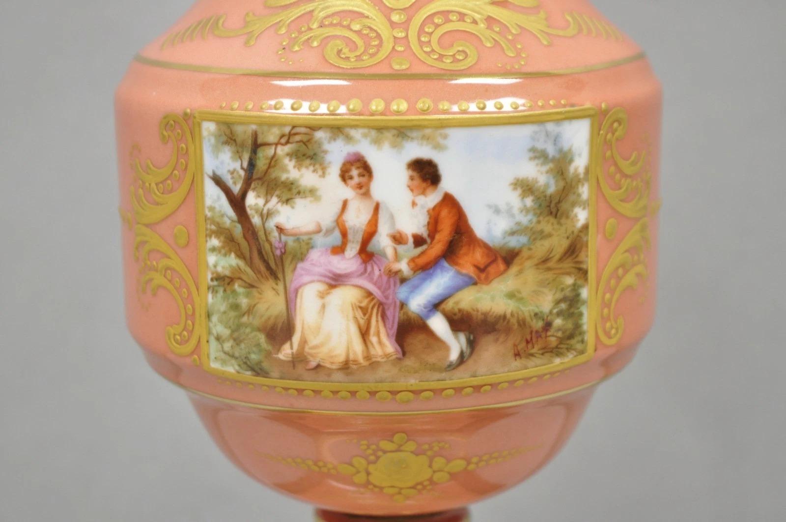 Antique French Victorian Salmón Coral Rosa Porcelana Pintada a Mano Urna Lámpara de Mesa en Bueno estado para la venta en Philadelphia, PA