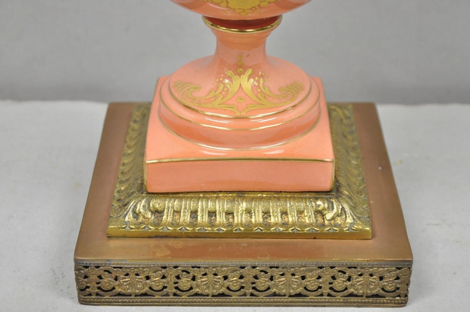 Antique French Victorian Salmón Coral Rosa Porcelana Pintada a Mano Urna Lámpara de Mesa siglo XX en venta