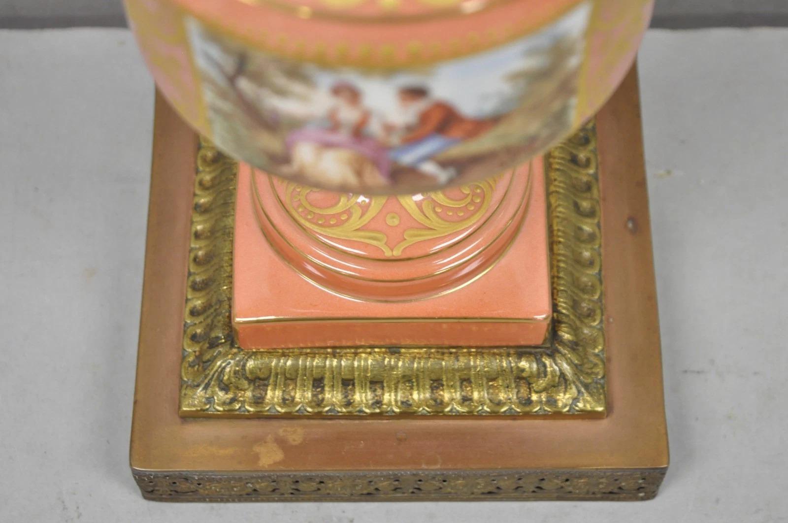 Antique French Victorian Salmón Coral Rosa Porcelana Pintada a Mano Urna Lámpara de Mesa en venta 1