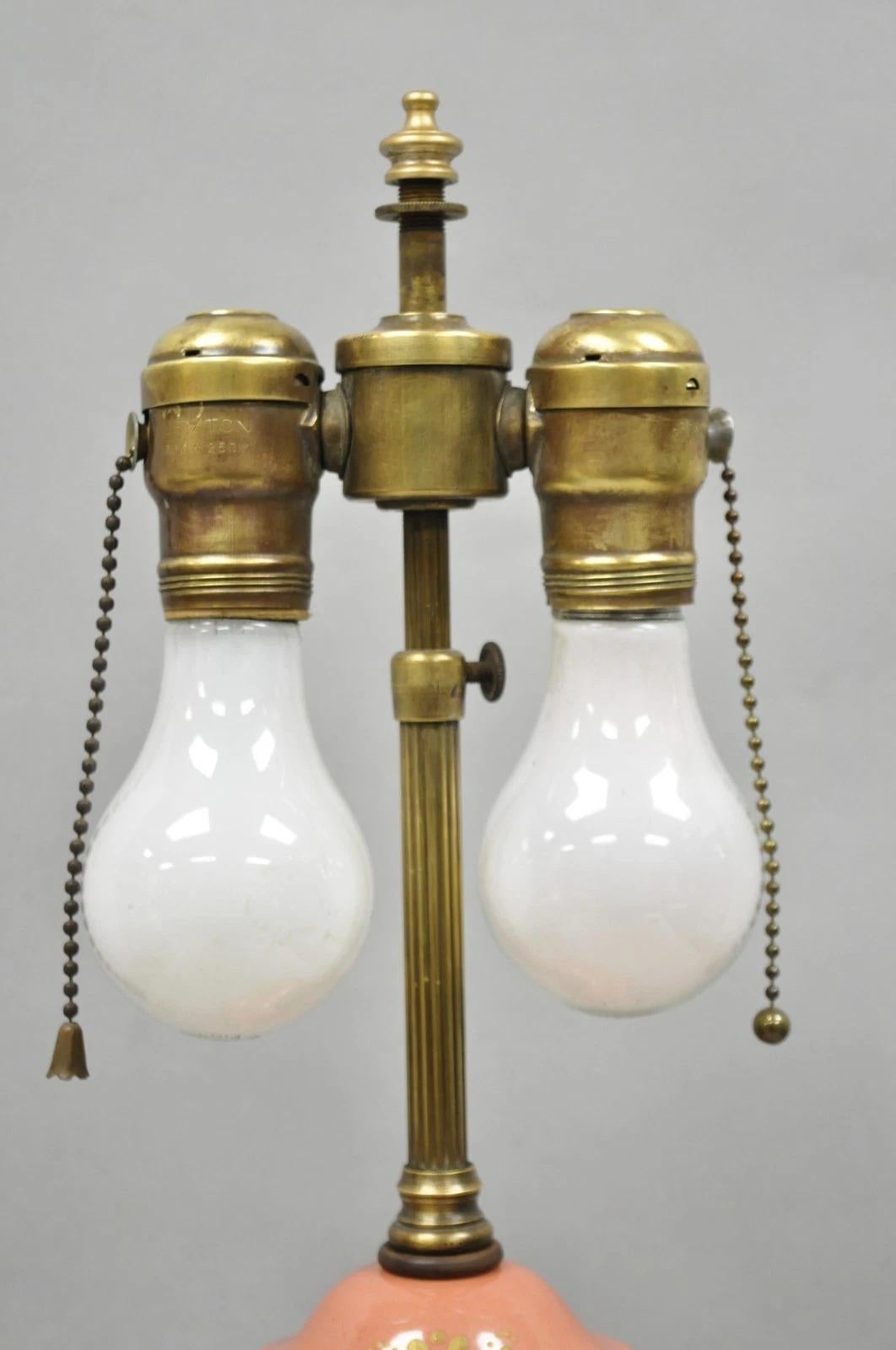 Antique French Victorian Salmón Coral Rosa Porcelana Pintada a Mano Urna Lámpara de Mesa en venta 2