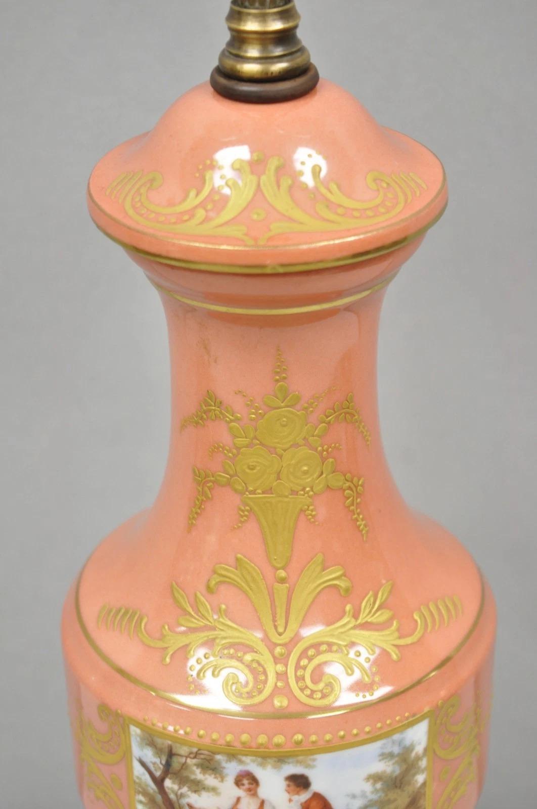 Antique French Victorian Salmón Coral Rosa Porcelana Pintada a Mano Urna Lámpara de Mesa en venta 3