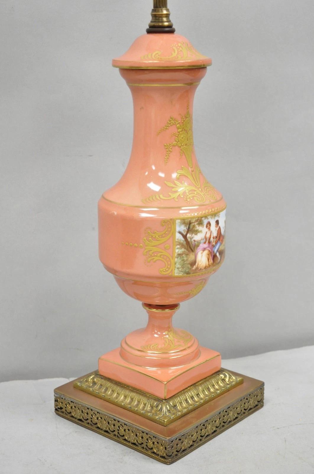 Antique French Victorian Salmón Coral Rosa Porcelana Pintada a Mano Urna Lámpara de Mesa en venta 4