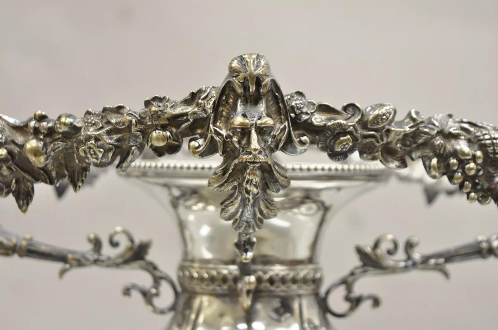 Antiker französischer Renaissance/Viktorianischer versilberter figuraler Tafelaufsatz Schale Sockel (ohne Glaseinsatz). Der Artikel ist mit Vorhängen und Gesichtern versehen und hat einen verzierten Sockel. CIRCA Anfang des 20. Jahrhunderts.