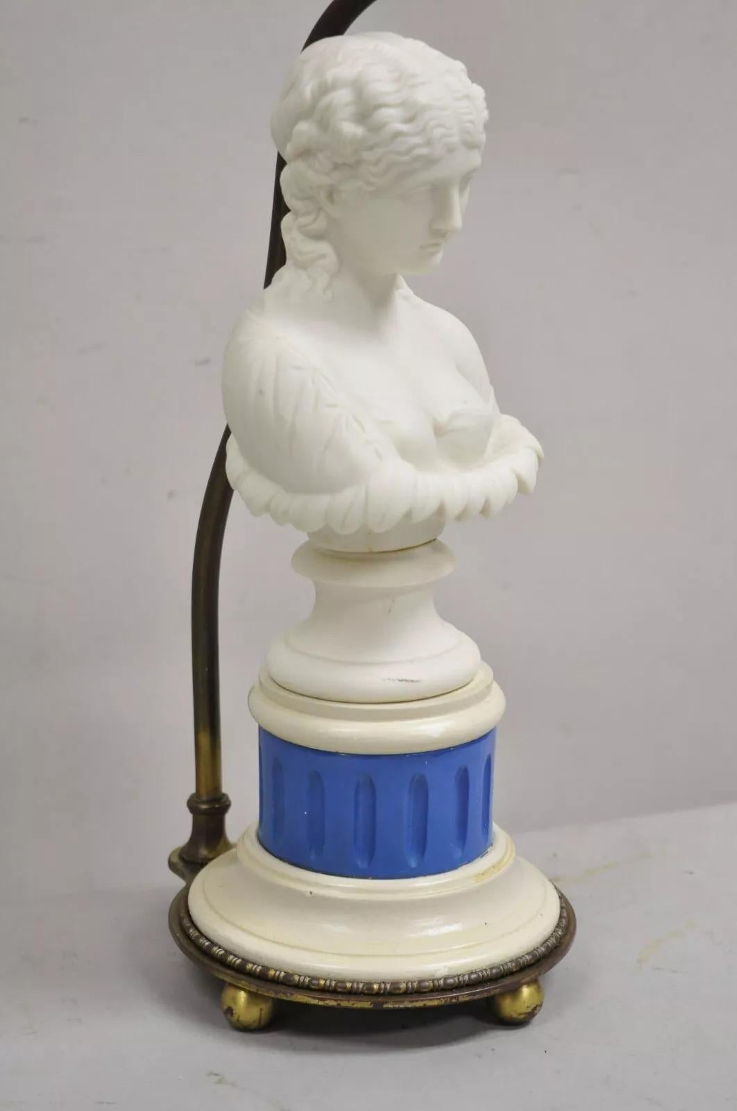 Petite lampe de bureau boudoir victorienne française ancienne en porcelaine blanche avec buste de femme en vente 3