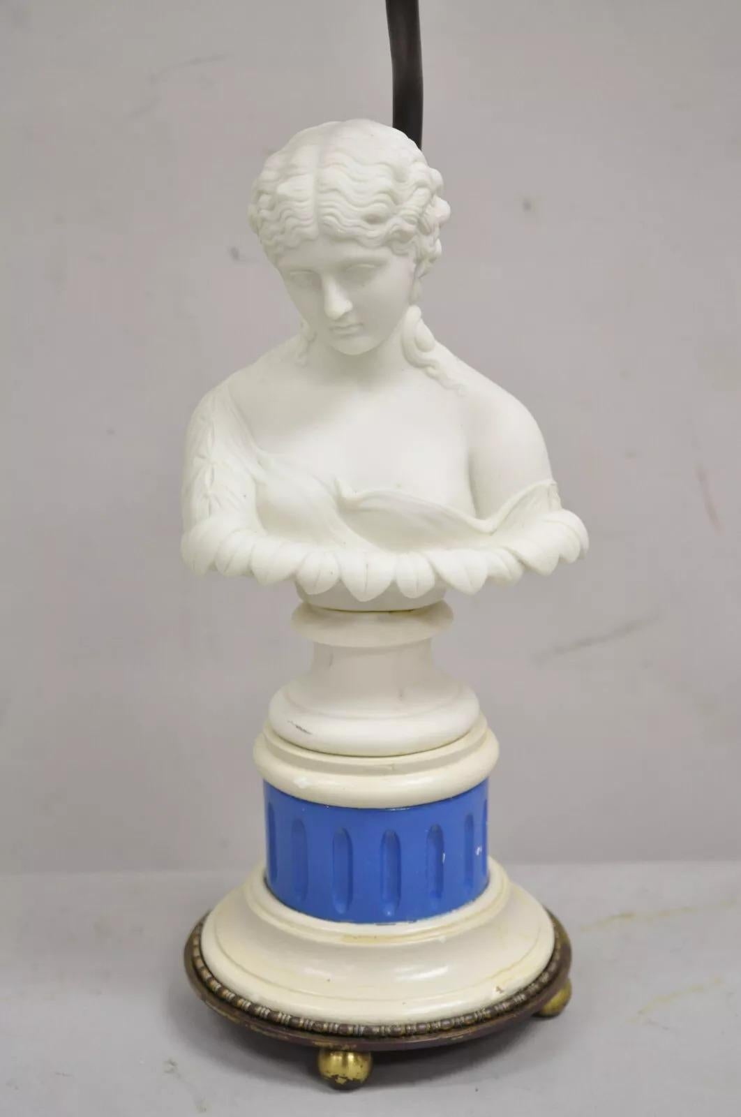 Victorien Petite lampe de bureau boudoir victorienne française ancienne en porcelaine blanche avec buste de femme en vente