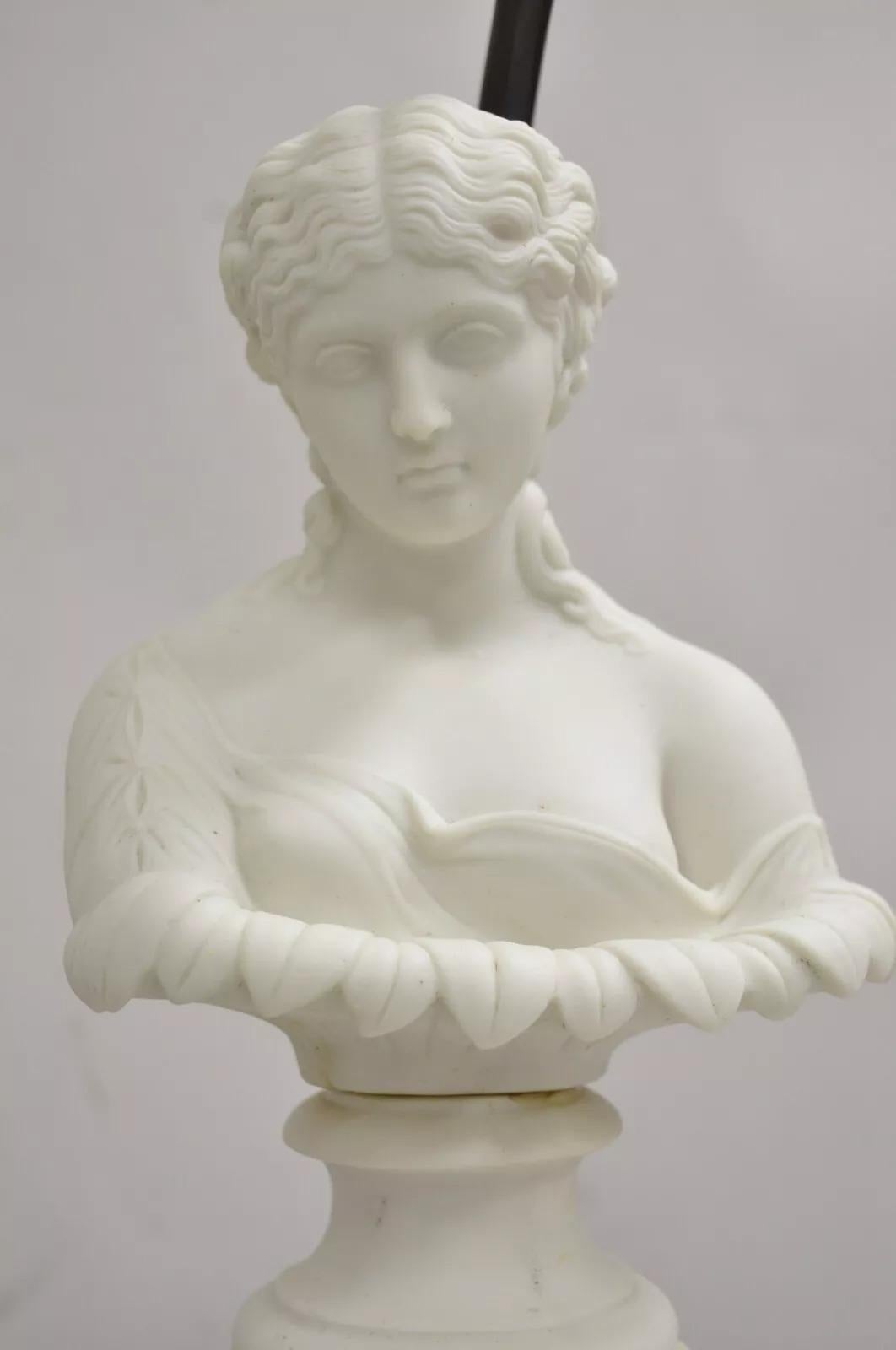 Inconnu Petite lampe de bureau boudoir victorienne française ancienne en porcelaine blanche avec buste de femme en vente