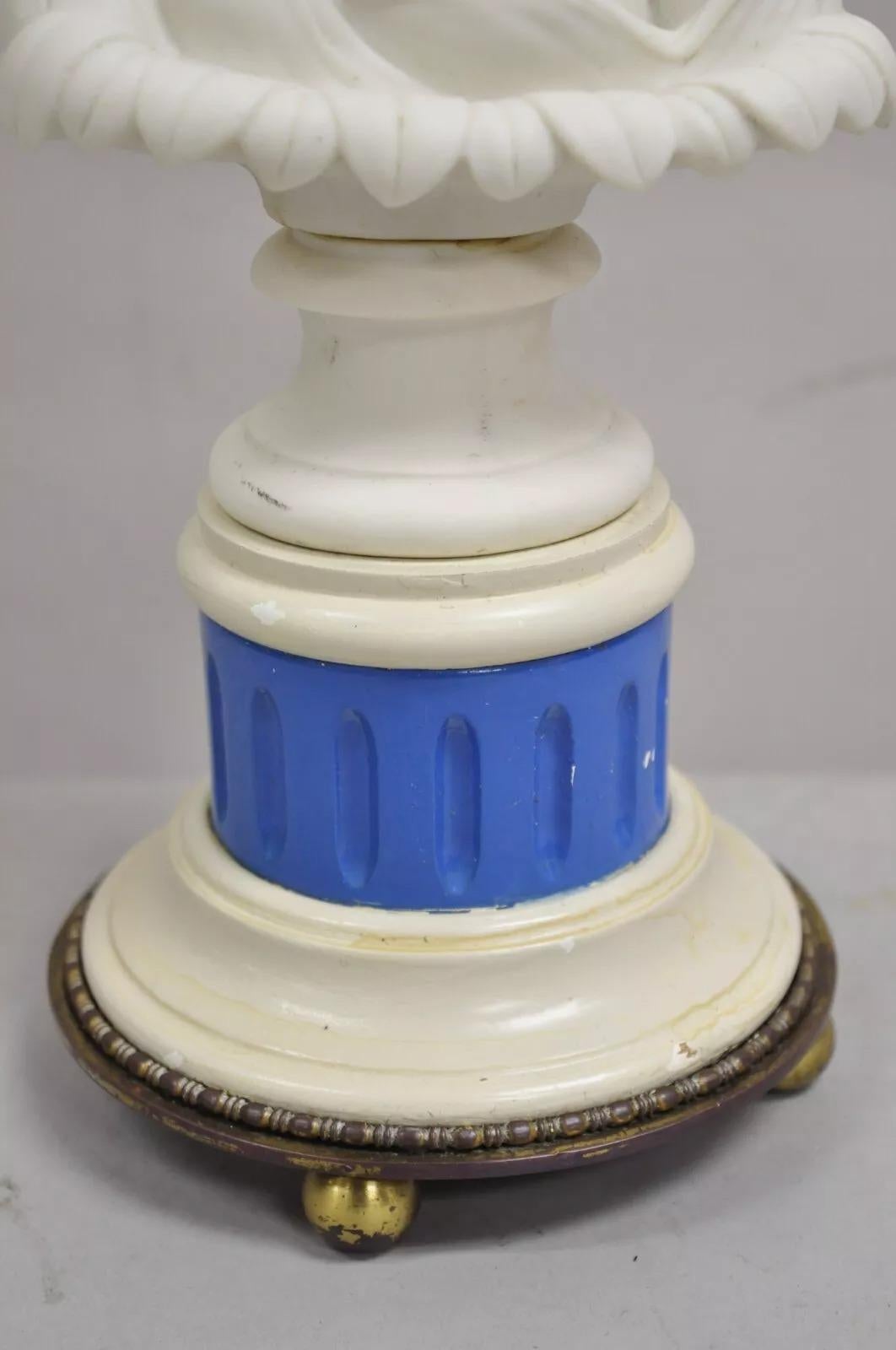 Petite lampe de bureau boudoir victorienne française ancienne en porcelaine blanche avec buste de femme Bon état - En vente à Philadelphia, PA