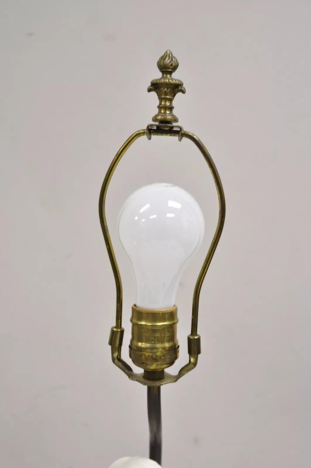 Laiton Petite lampe de bureau boudoir victorienne française ancienne en porcelaine blanche avec buste de femme en vente