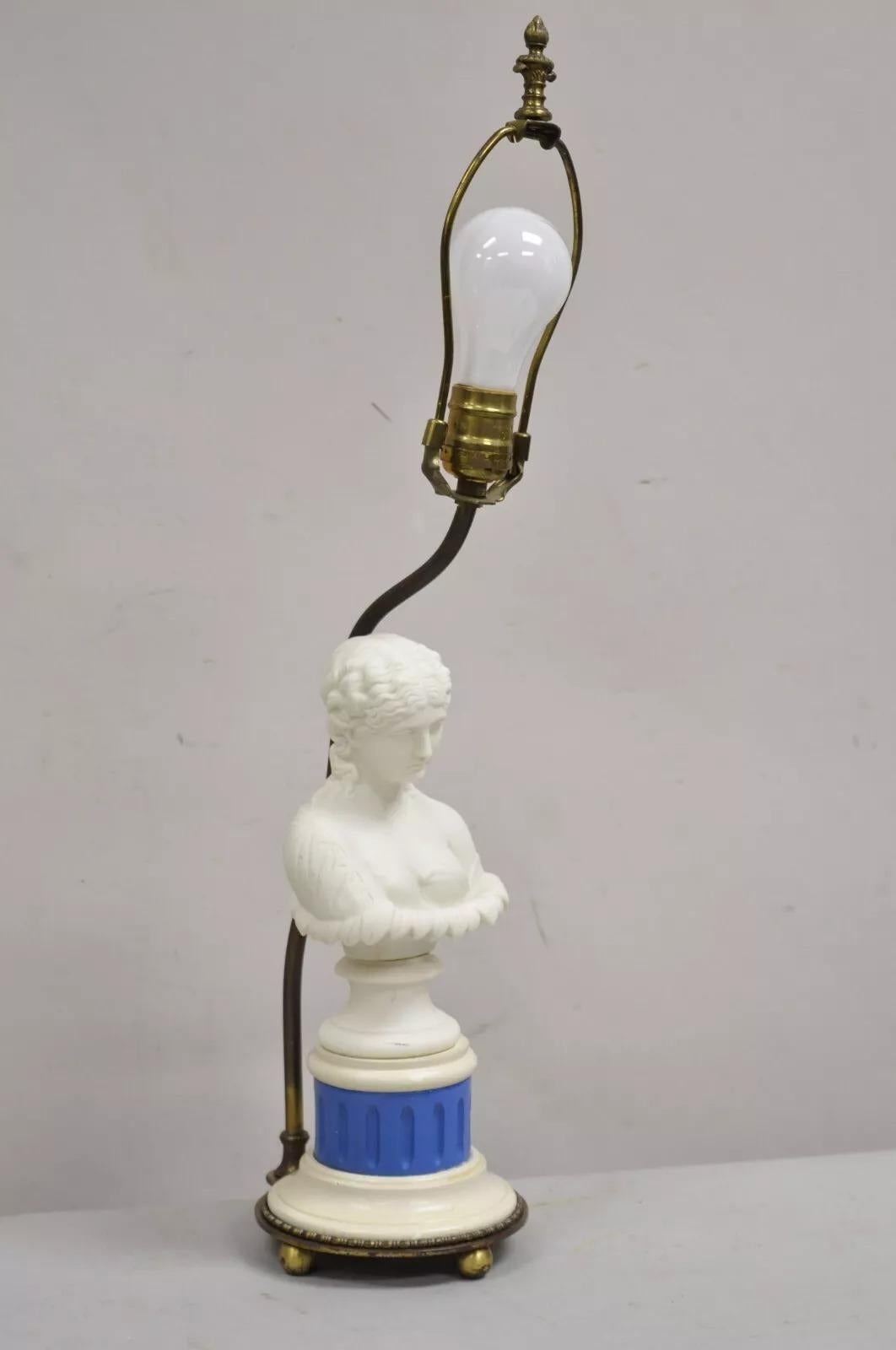 Petite lampe de bureau boudoir victorienne française ancienne en porcelaine blanche avec buste de femme en vente 1