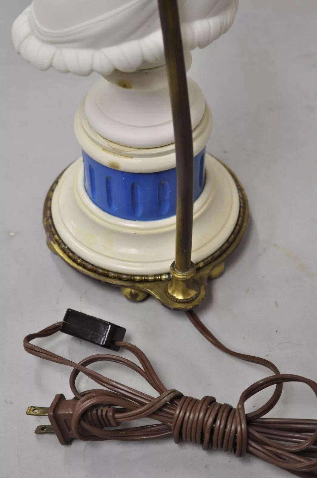 Petite lampe de bureau boudoir victorienne française ancienne en porcelaine blanche avec buste de femme en vente 2