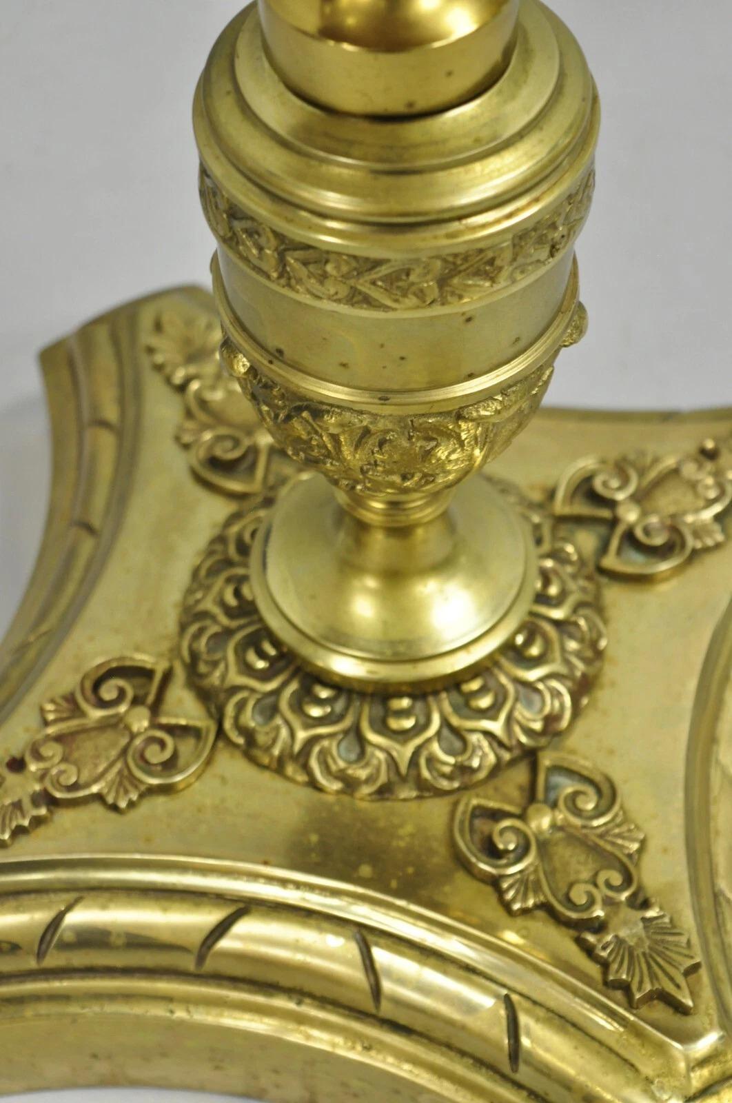 Ancienne table d'appoint victorienne française en laiton massif avec plateau rond en verre et petit piédestal en vente 3