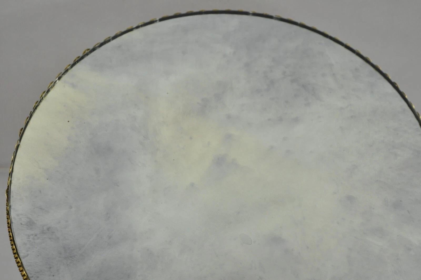 Ancienne table d'appoint victorienne française en laiton massif avec plateau rond en verre et petit piédestal en vente 4
