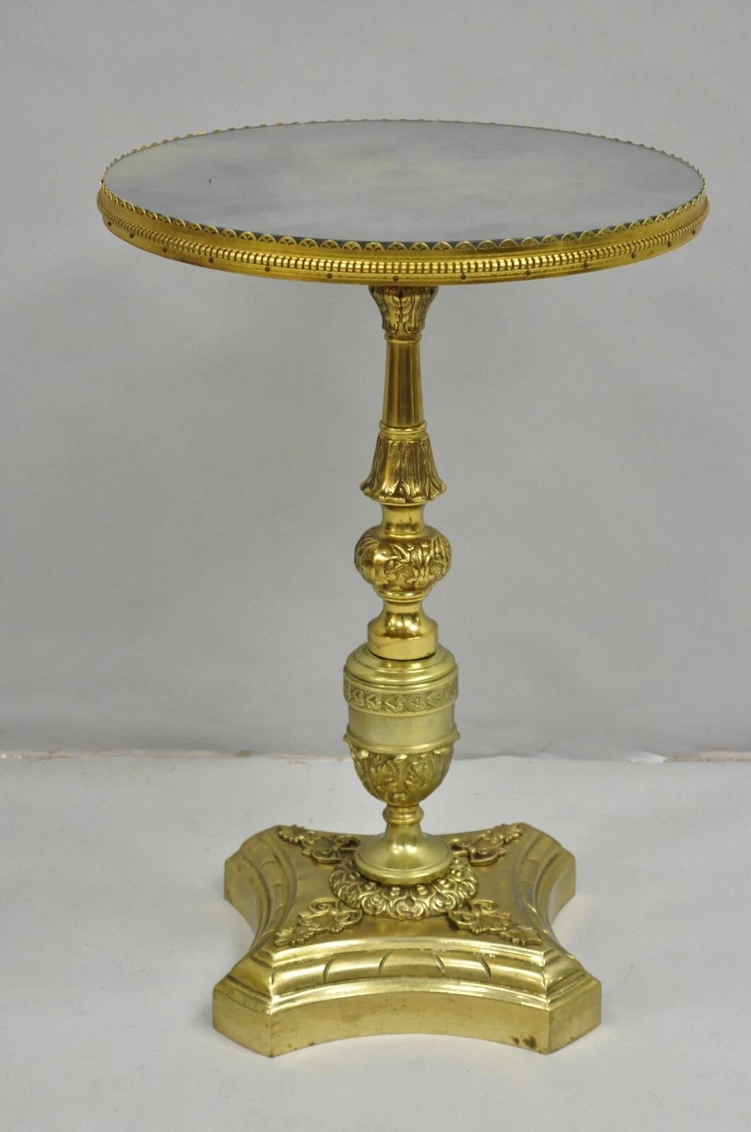 Ancienne table d'appoint victorienne française en laiton massif avec plateau rond en verre et petit piédestal en vente 5