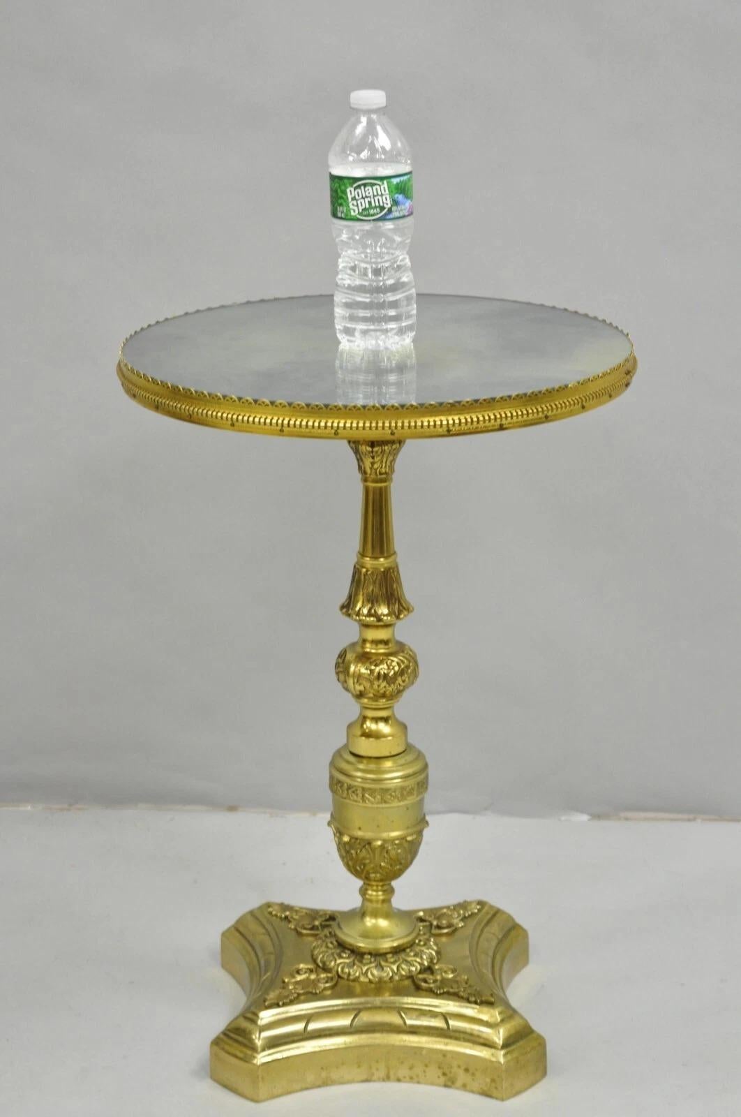 Ancienne table d'appoint en laiton massif, verre fumé et antique, petite urne ornée, forme piédestal. Circa Early 20th Century. Dimensions : 24