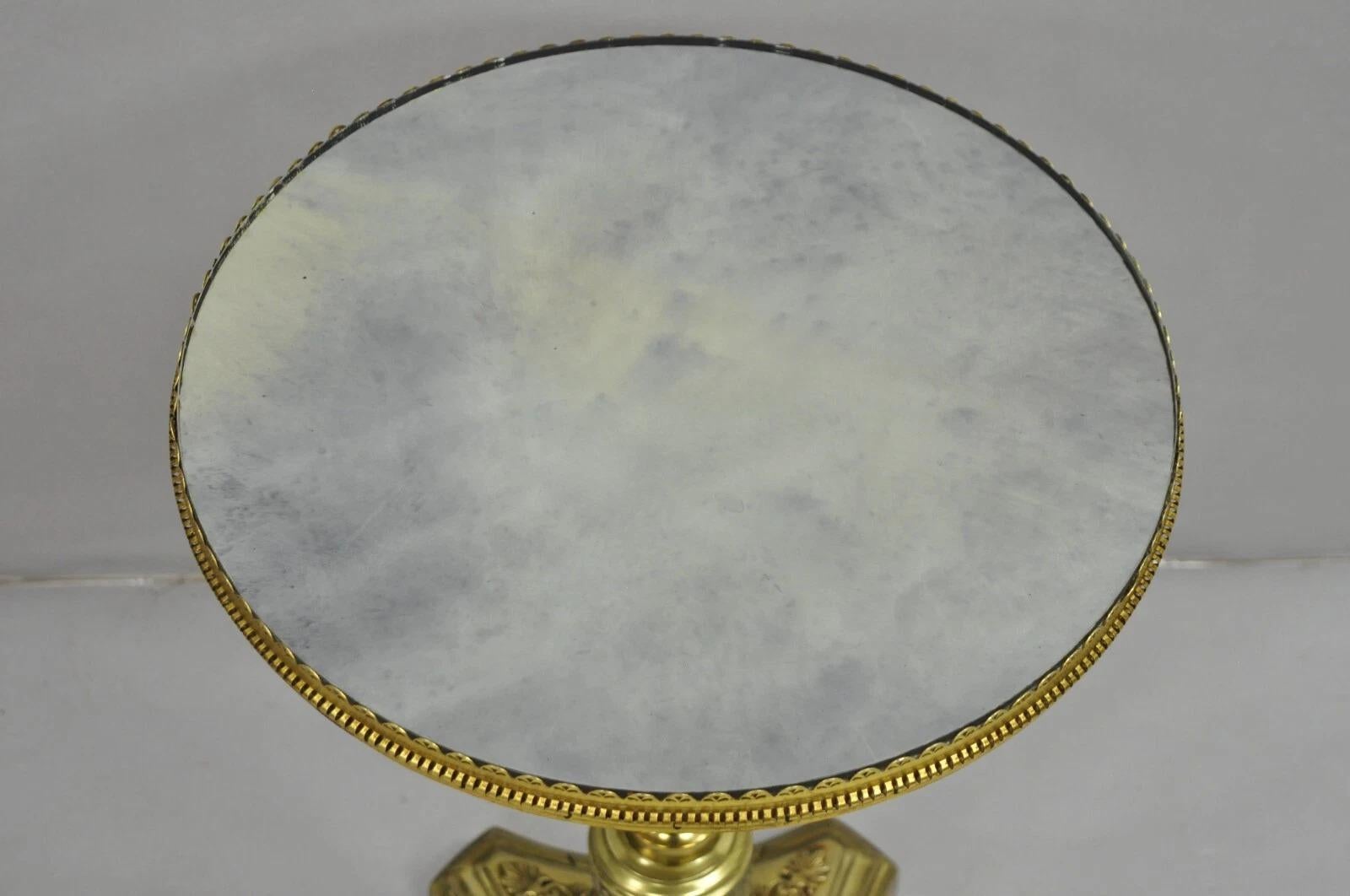 Victorien Ancienne table d'appoint victorienne française en laiton massif avec plateau rond en verre et petit piédestal en vente