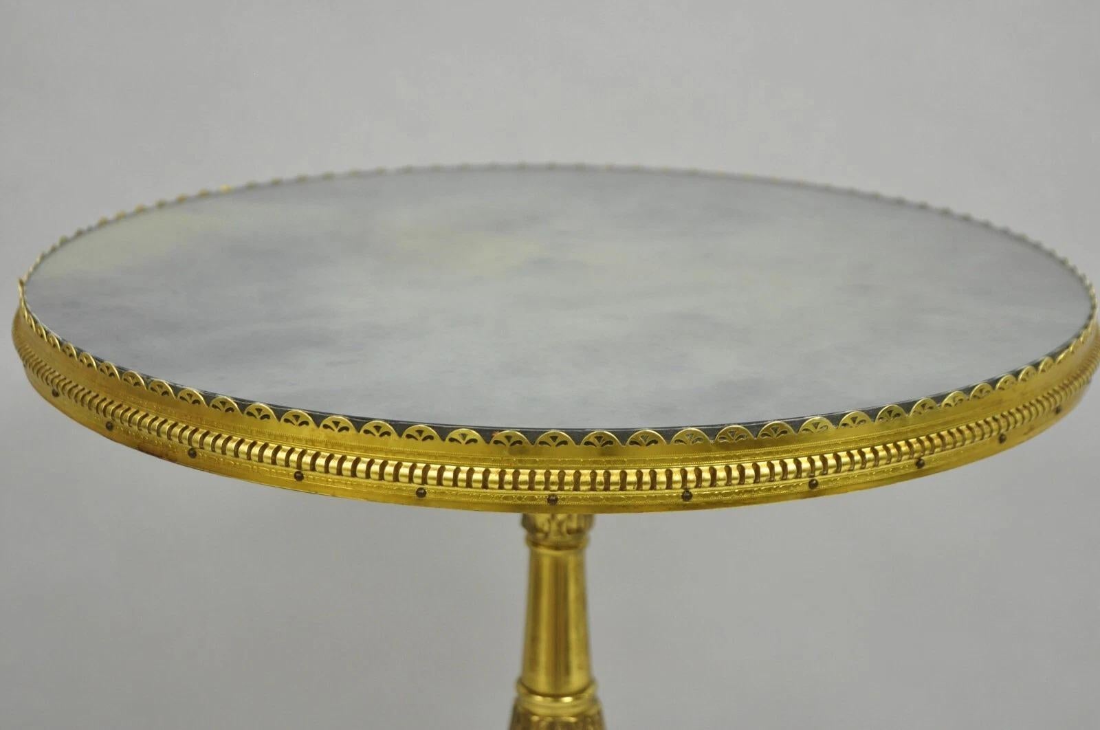 Inconnu Ancienne table d'appoint victorienne française en laiton massif avec plateau rond en verre et petit piédestal en vente