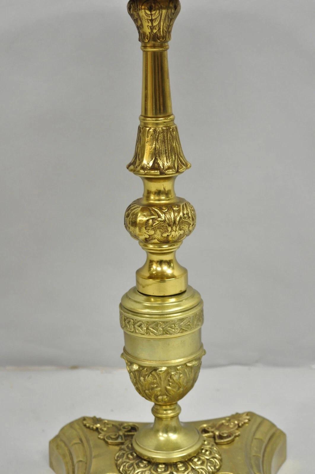 Ancienne table d'appoint victorienne française en laiton massif avec plateau rond en verre et petit piédestal Bon état - En vente à Philadelphia, PA