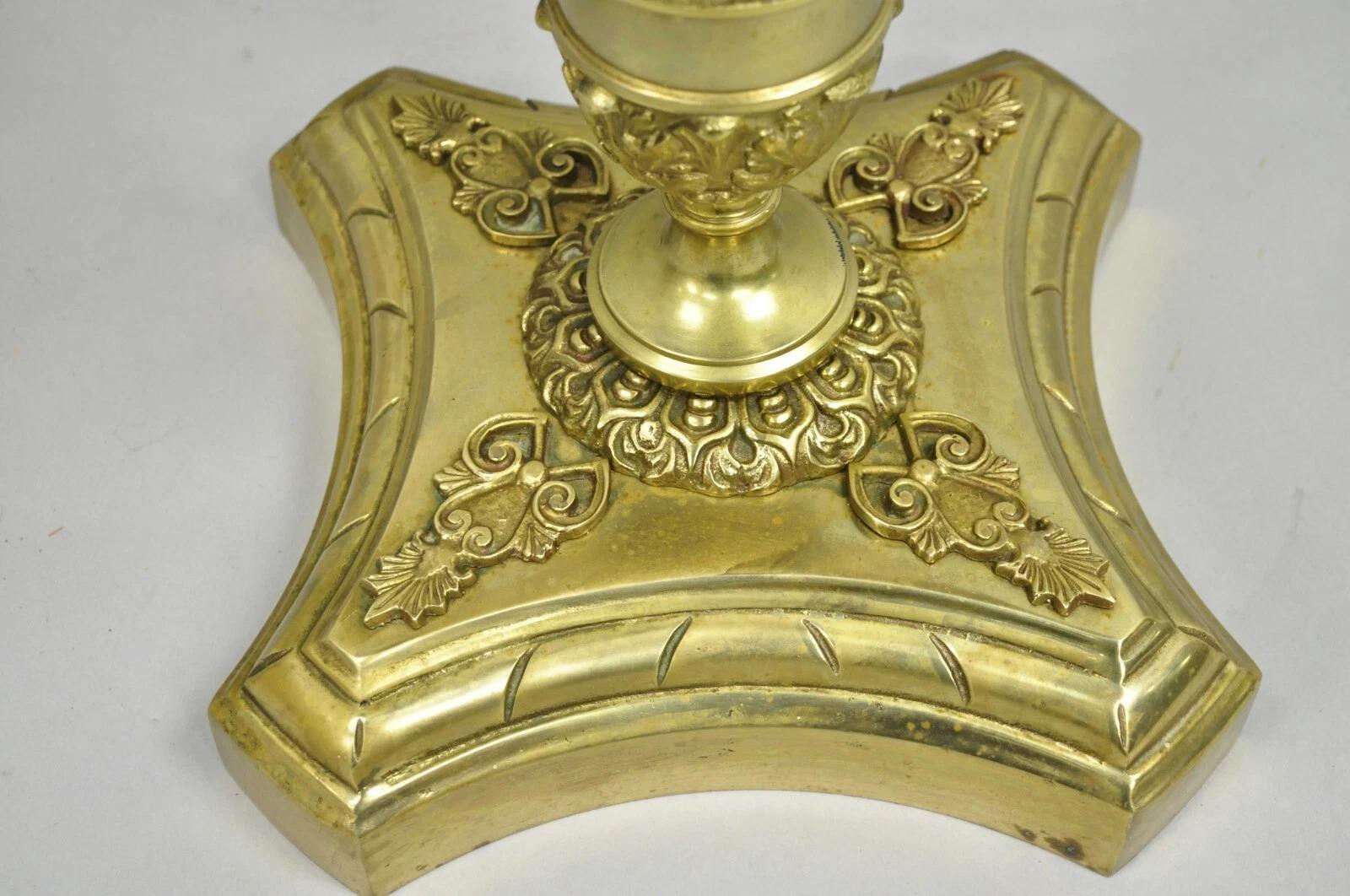 20ième siècle Ancienne table d'appoint victorienne française en laiton massif avec plateau rond en verre et petit piédestal en vente