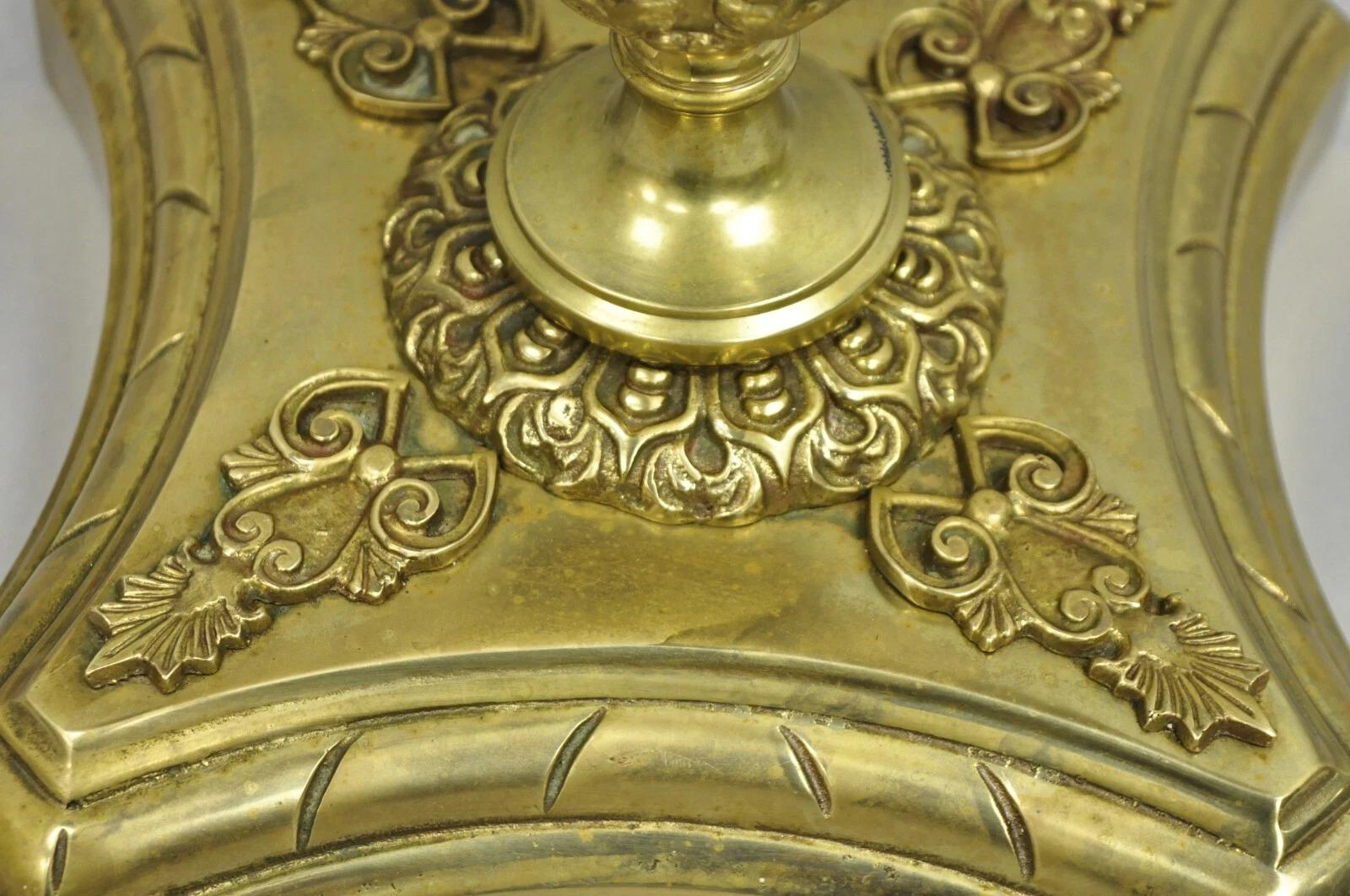 Laiton Ancienne table d'appoint victorienne française en laiton massif avec plateau rond en verre et petit piédestal en vente