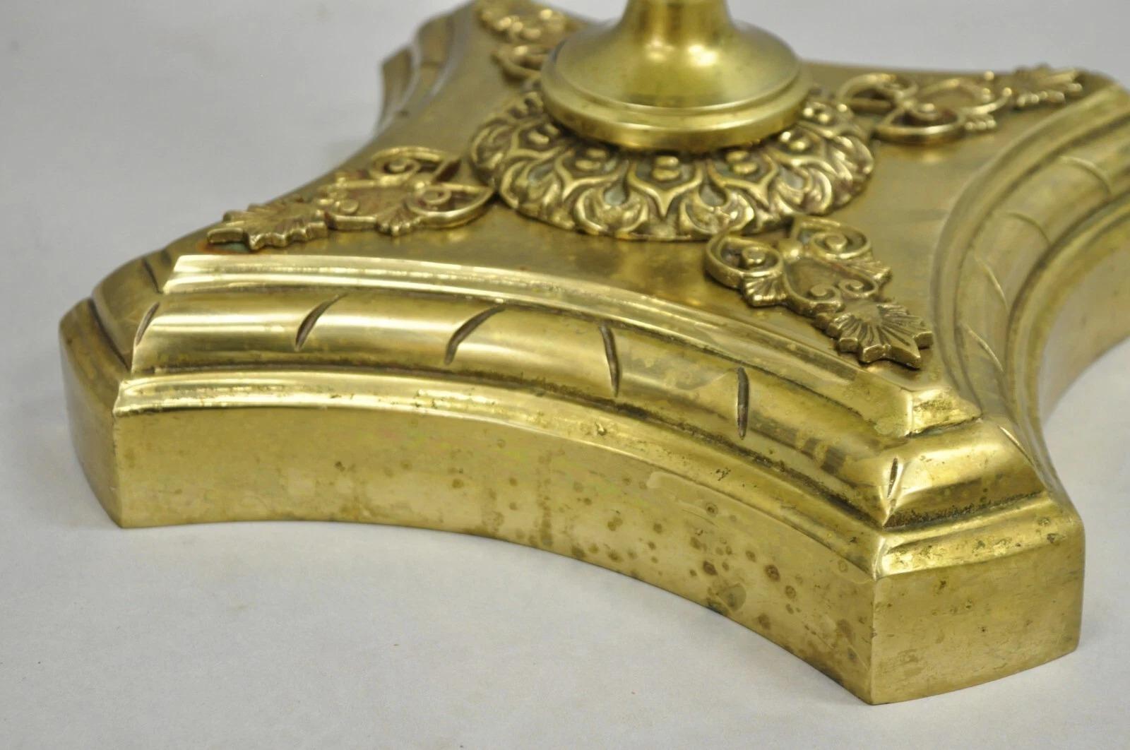 Ancienne table d'appoint victorienne française en laiton massif avec plateau rond en verre et petit piédestal en vente 2