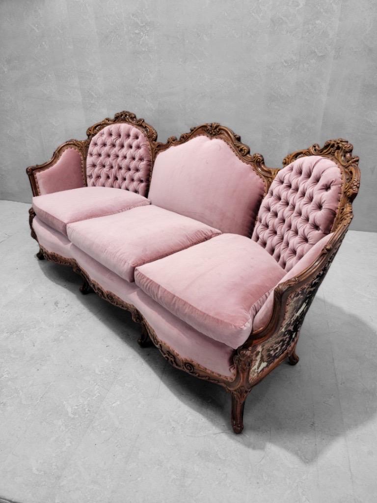 Antikes französisches viktorianisches Bergere-Sofa aus Nussbaumholz mit getufteter Rückenlehne, neu gepolstert (Französisch) im Angebot