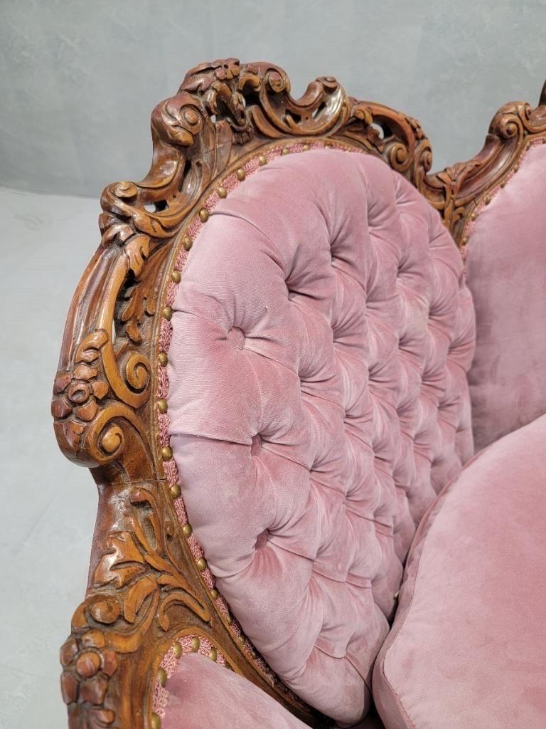 Antikes französisches viktorianisches Bergere-Sofa aus Nussbaumholz mit getufteter Rückenlehne, neu gepolstert (Geschnitzt) im Angebot