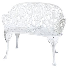 Banc de jardin ancien en fonte d'acier peint en blanc:: vers 1890