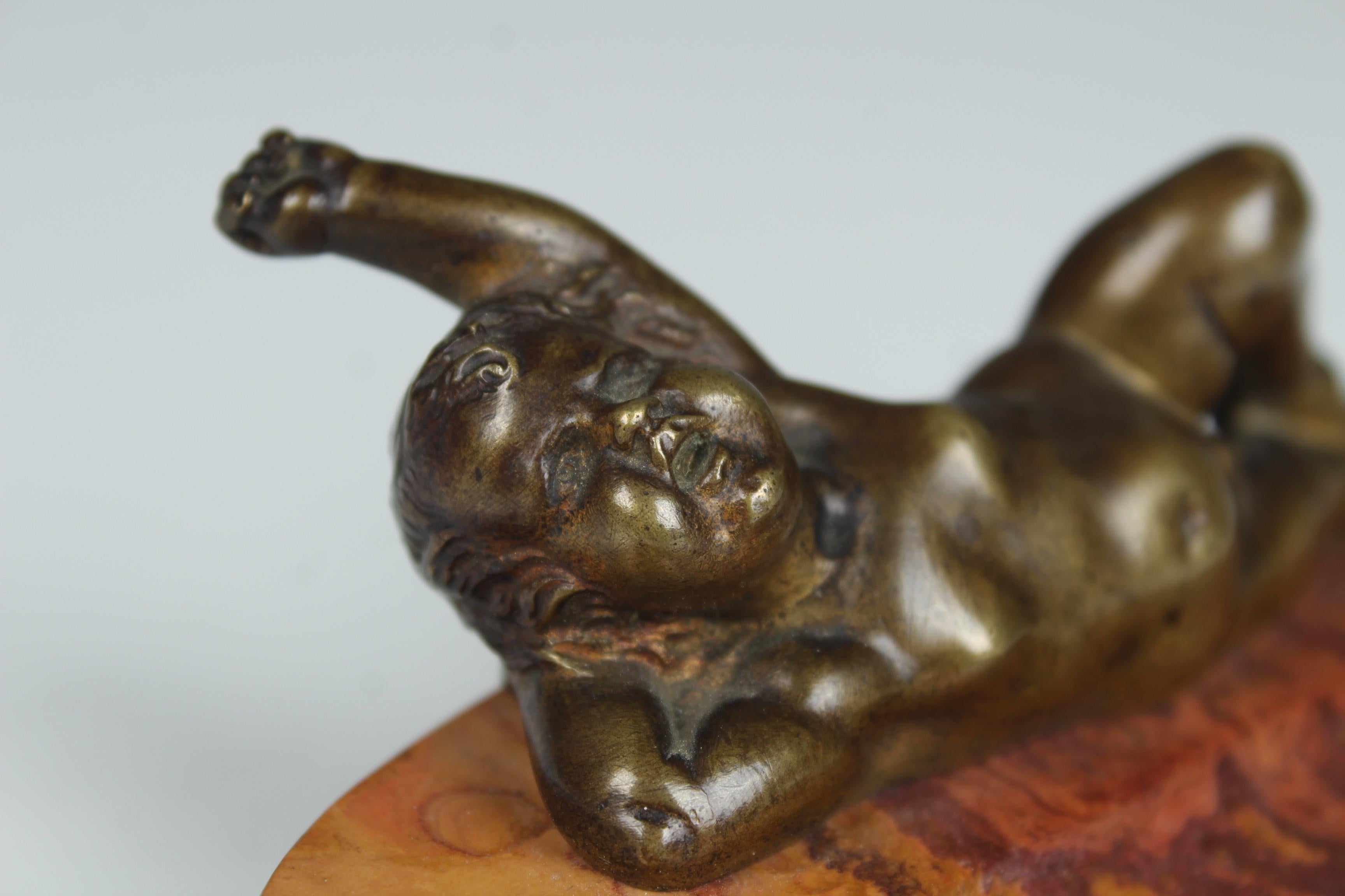 Schöne Vide-Poche aus Marmor und Bronze, Frankreich Ende des 19. Jahrhunderts.
Das Tablett ist aus einem wunderbar strukturierten roten Marmor gefertigt.
Darauf liegt ein Putto aus Bronze, schön gemeißelt.
