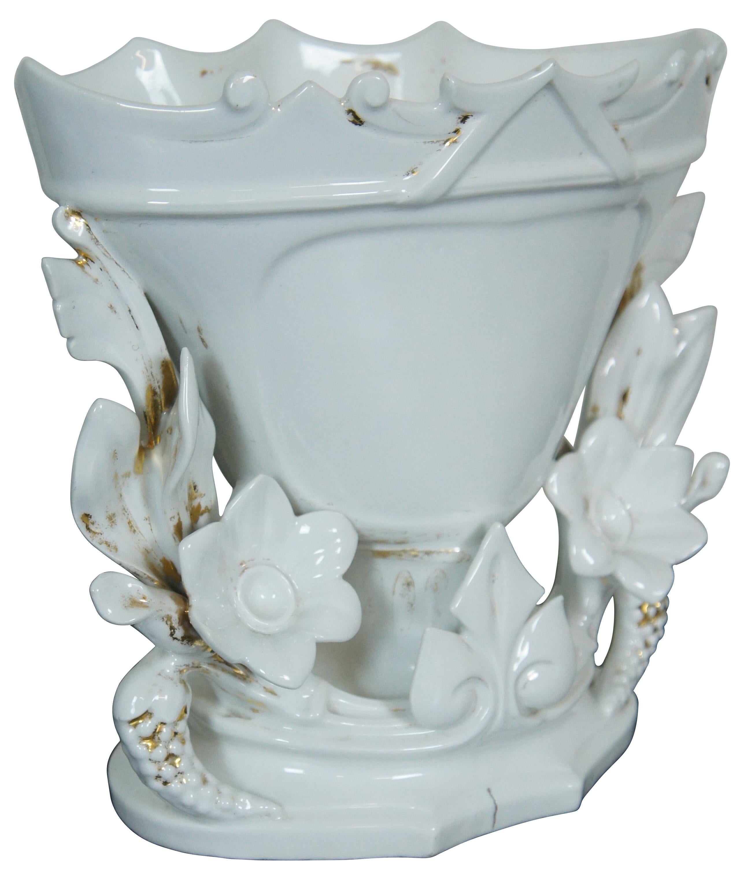 Victorien Ancien vase de cheminée français en porcelaine Vieux Paris orné d'urnes de fleurs, 25,4 cm en vente