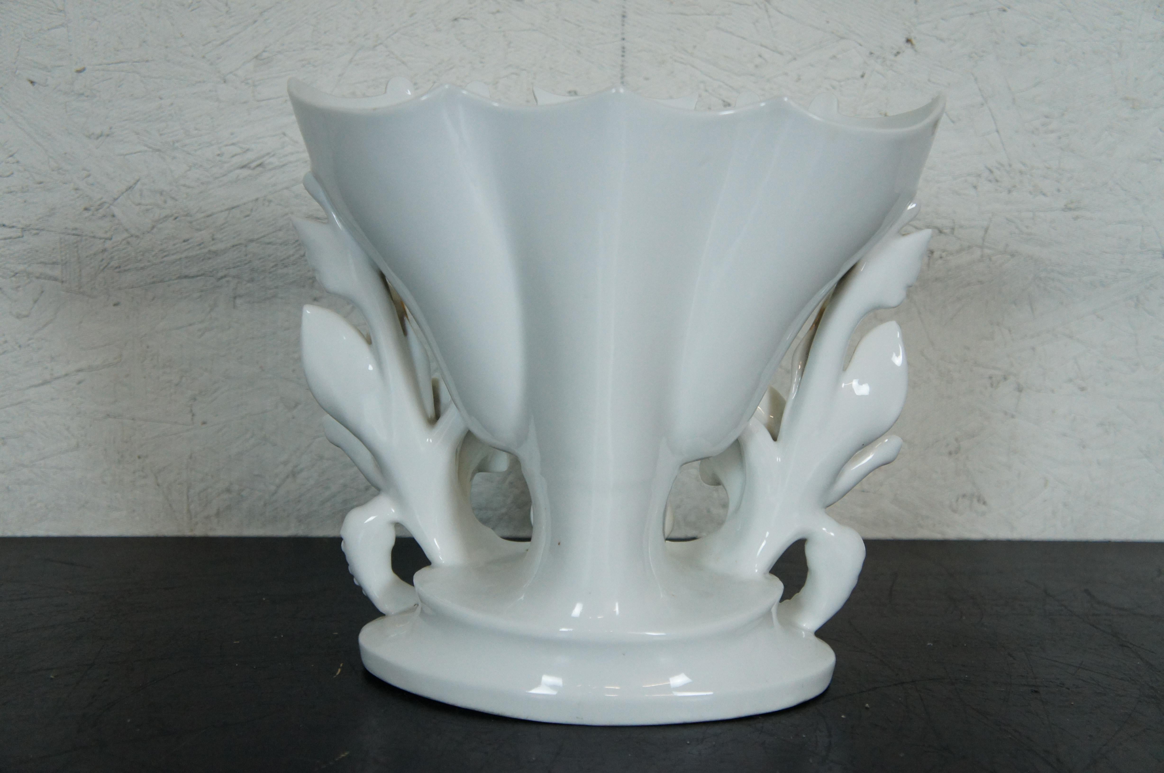 Ancien vase de cheminée français en porcelaine Vieux Paris orné d'urnes de fleurs, 25,4 cm Bon état - En vente à Dayton, OH