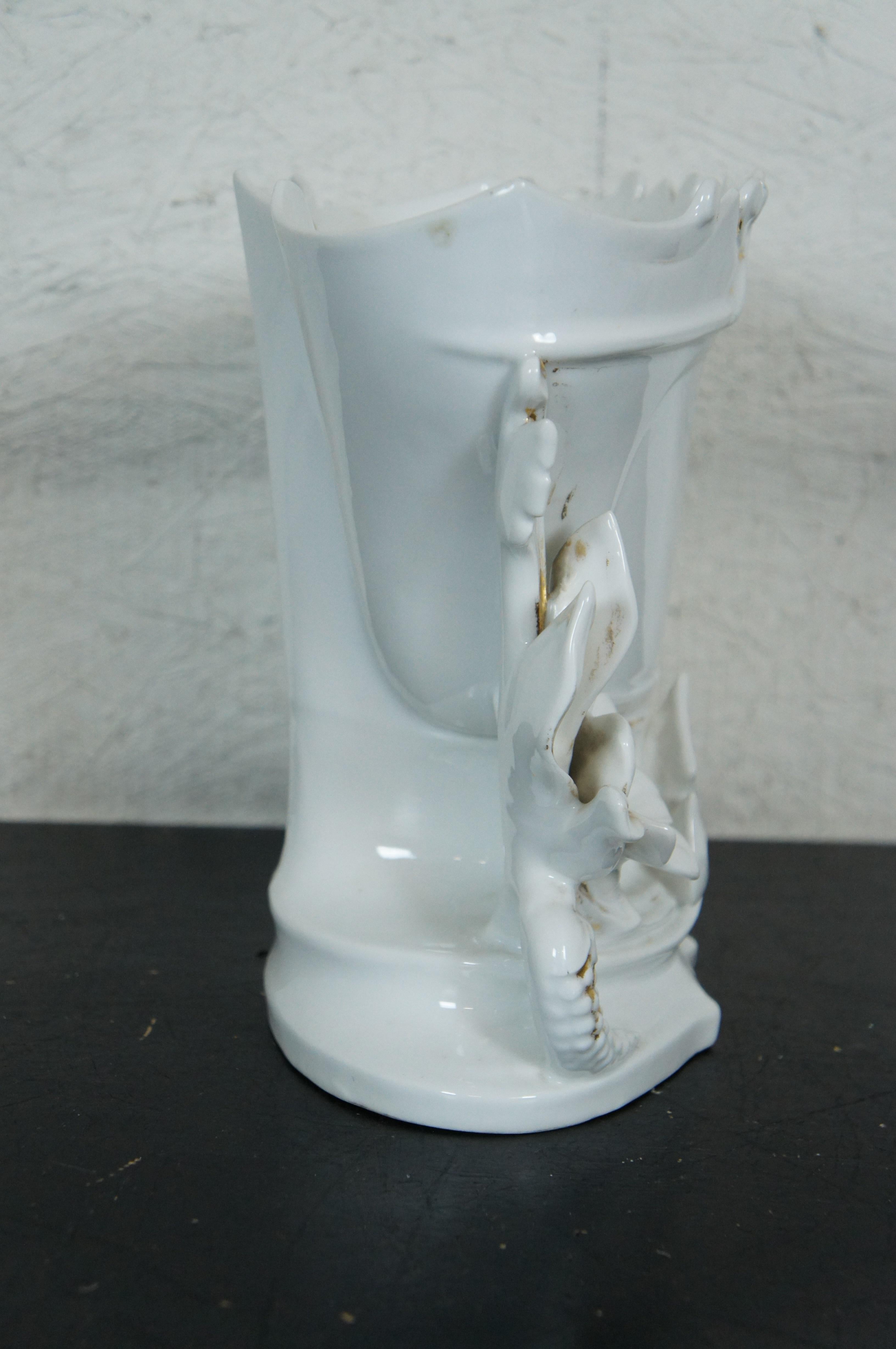 XIXe siècle Ancien vase de cheminée français en porcelaine Vieux Paris orné d'urnes de fleurs, 25,4 cm en vente