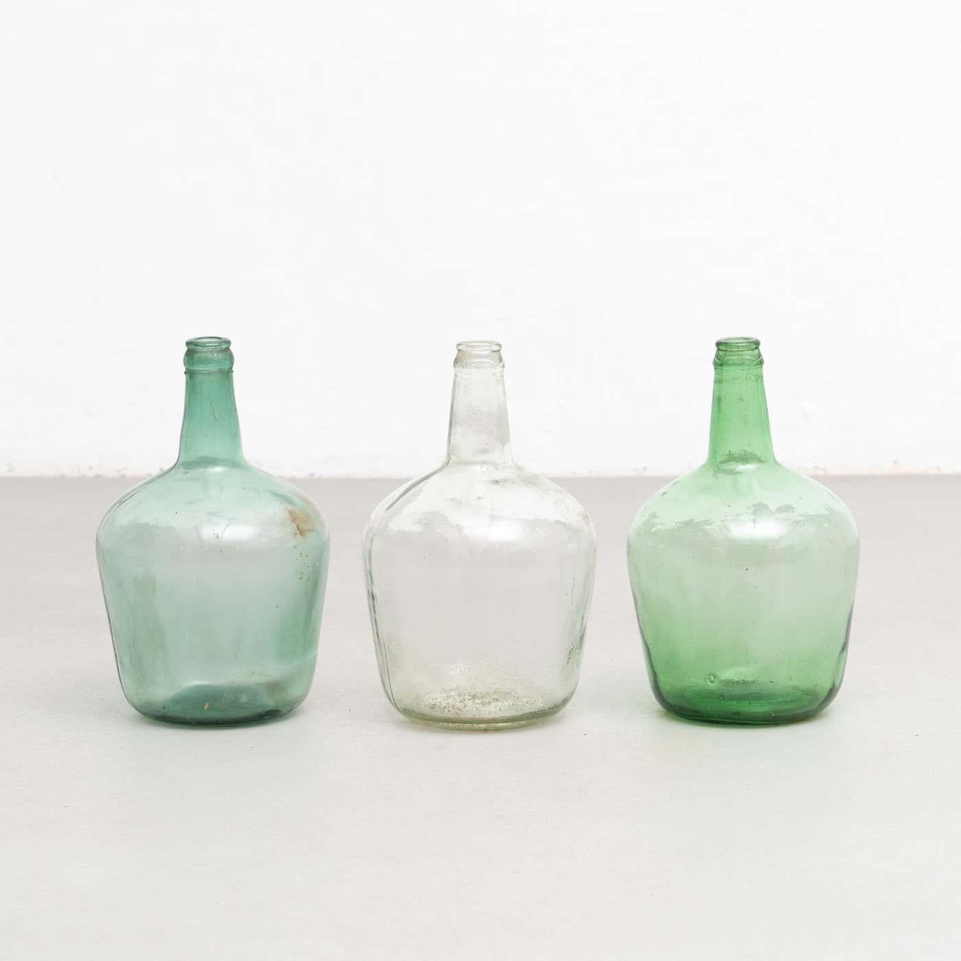 Un ensemble de trois anciennes bouteilles en verre Demijohn de Barcelone.

Fabriqué par un fabricant inconnu en Espagne, vers 1950.

En état d'origine avec une usure mineure conforme à l'âge et à l'utilisation, préservant une belle