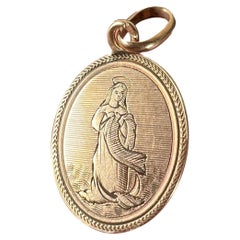 Antique French Virgin Mary Ciondolo ovale con medaglia in oro rosa 18K