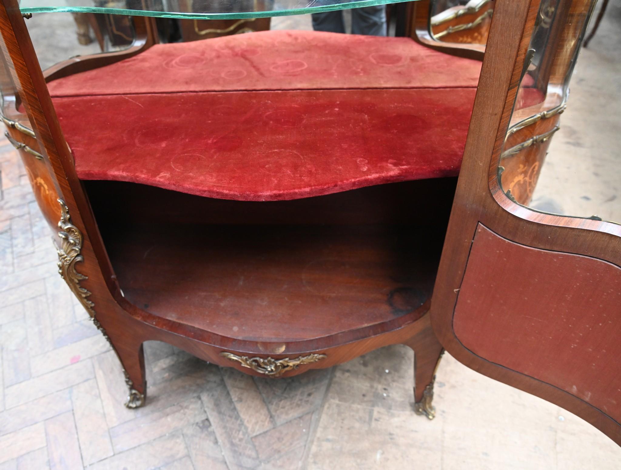 You are viewing a gorgeous French vitrine we date to 1860
Crafted from kingwood with marquetry inlay to the front and on the doors
Ormolu fixtures are original and well cast
Great piece with a good size for displaying decorative pieces
Purchased