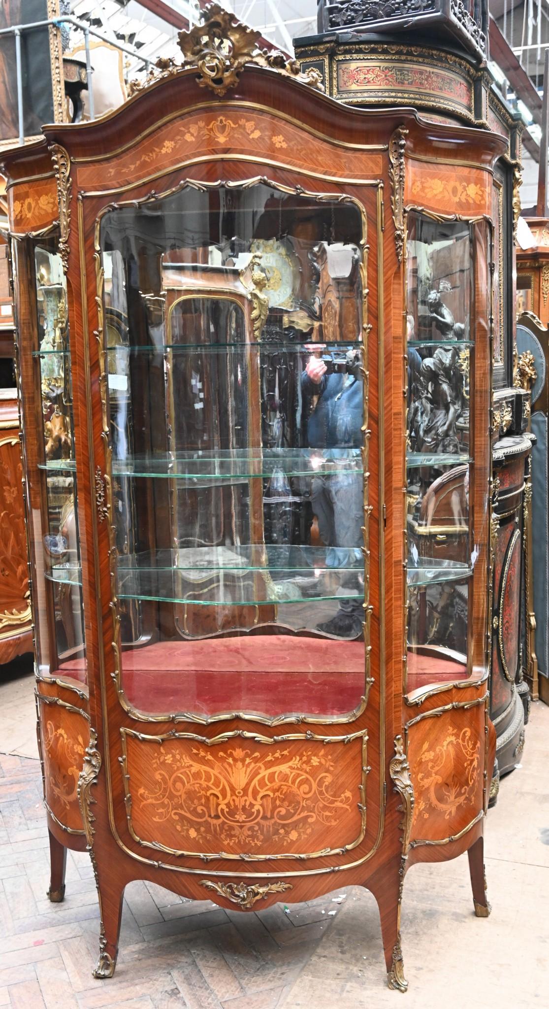 Vitrina francesa antigua con incrustaciones 1860