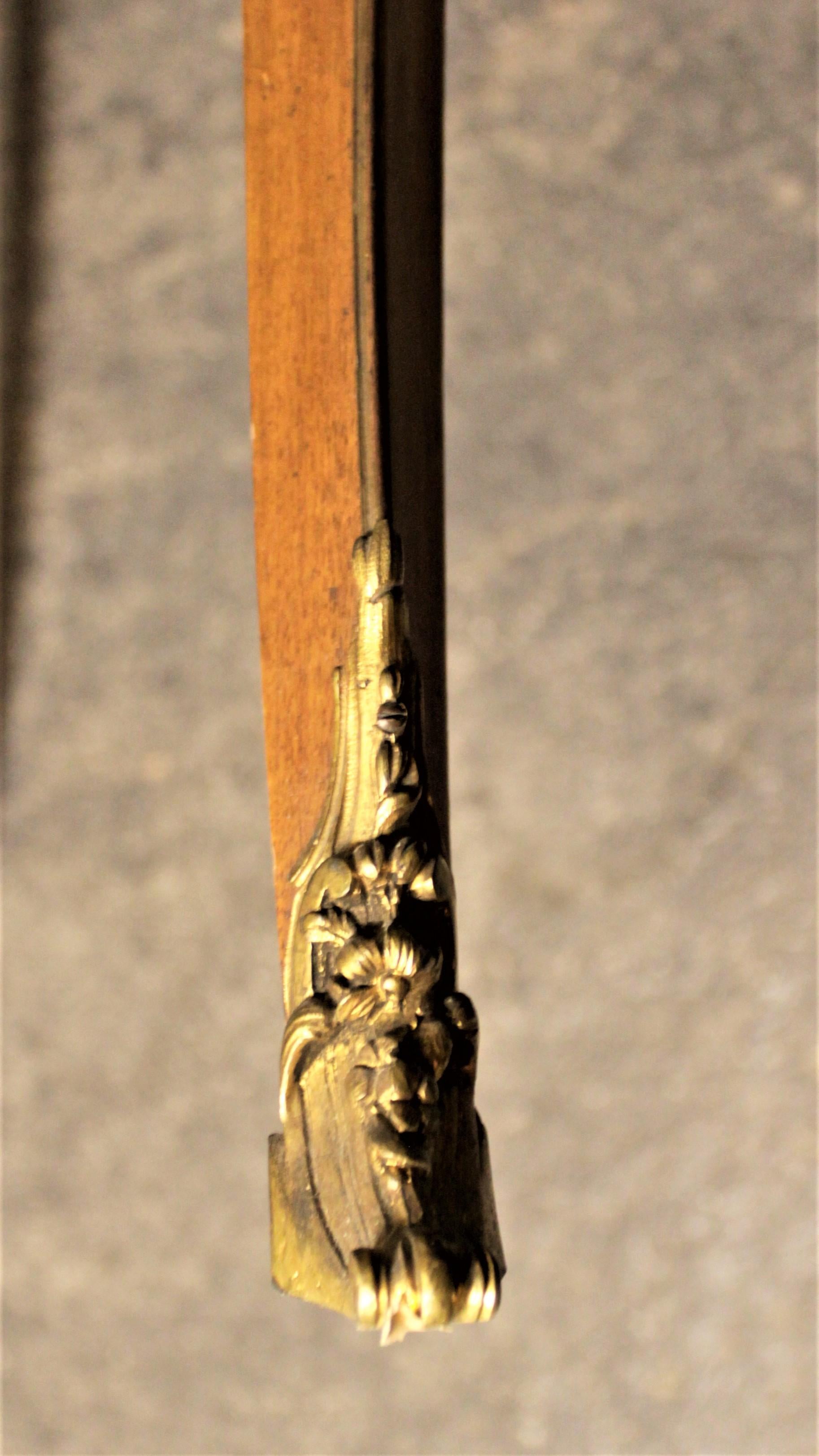 Vitrine française ancienne avec plateau serpentin et accents en bronze en vente 9