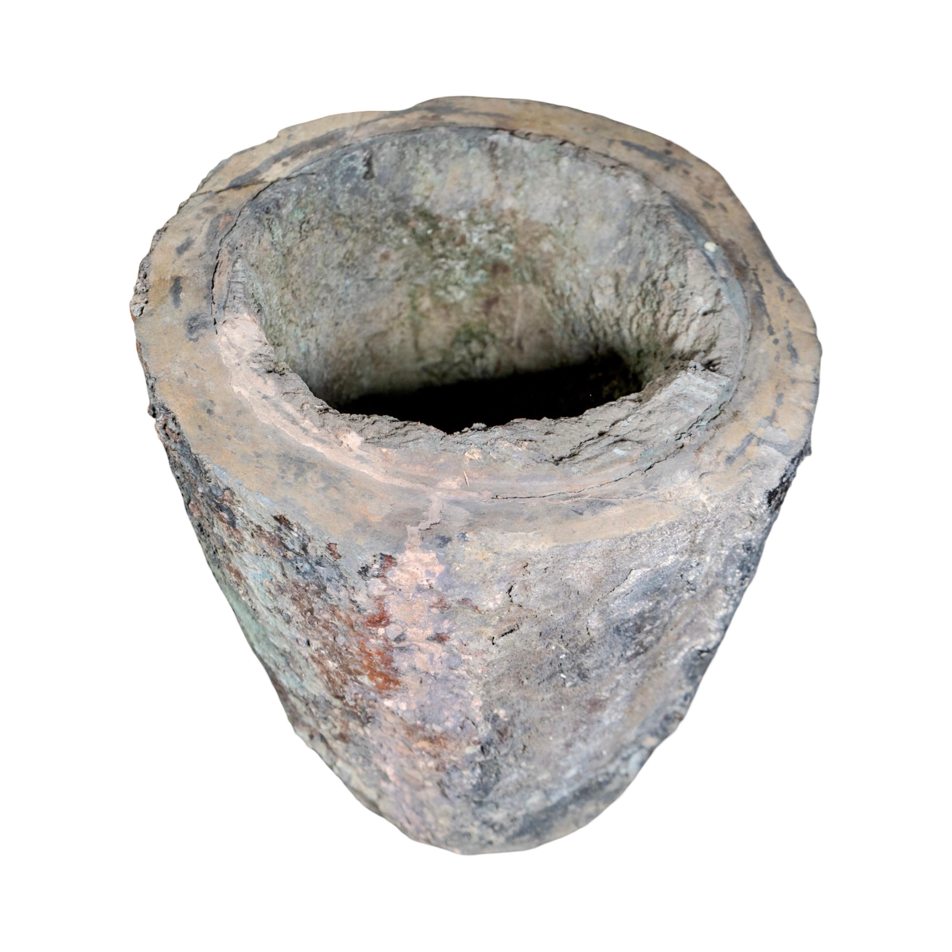 Antique French Volcanic Lava Stone Planter Bon état - En vente à Dallas, TX