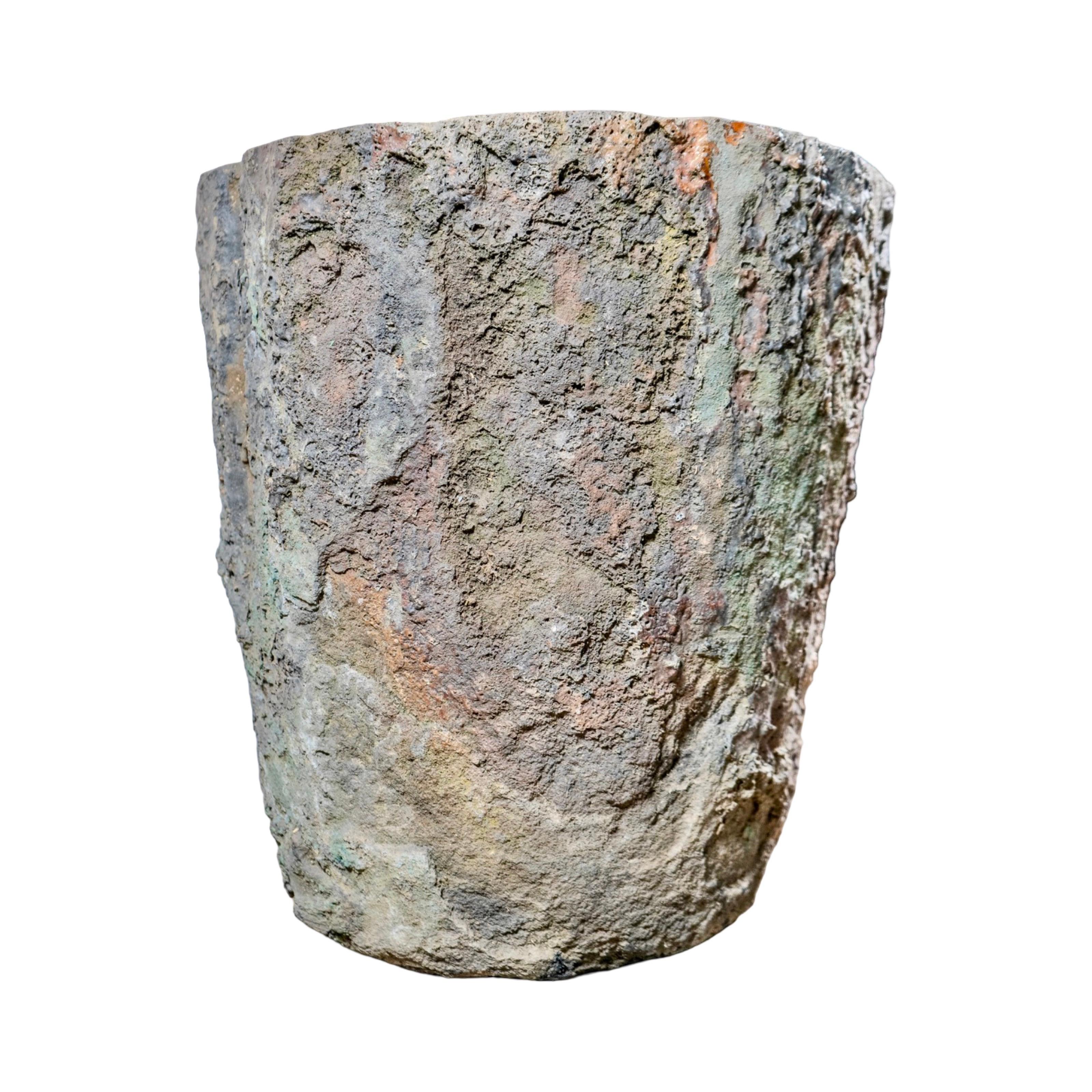 XVIIIe siècle et antérieur Antique French Volcanic Lava Stone Planter en vente