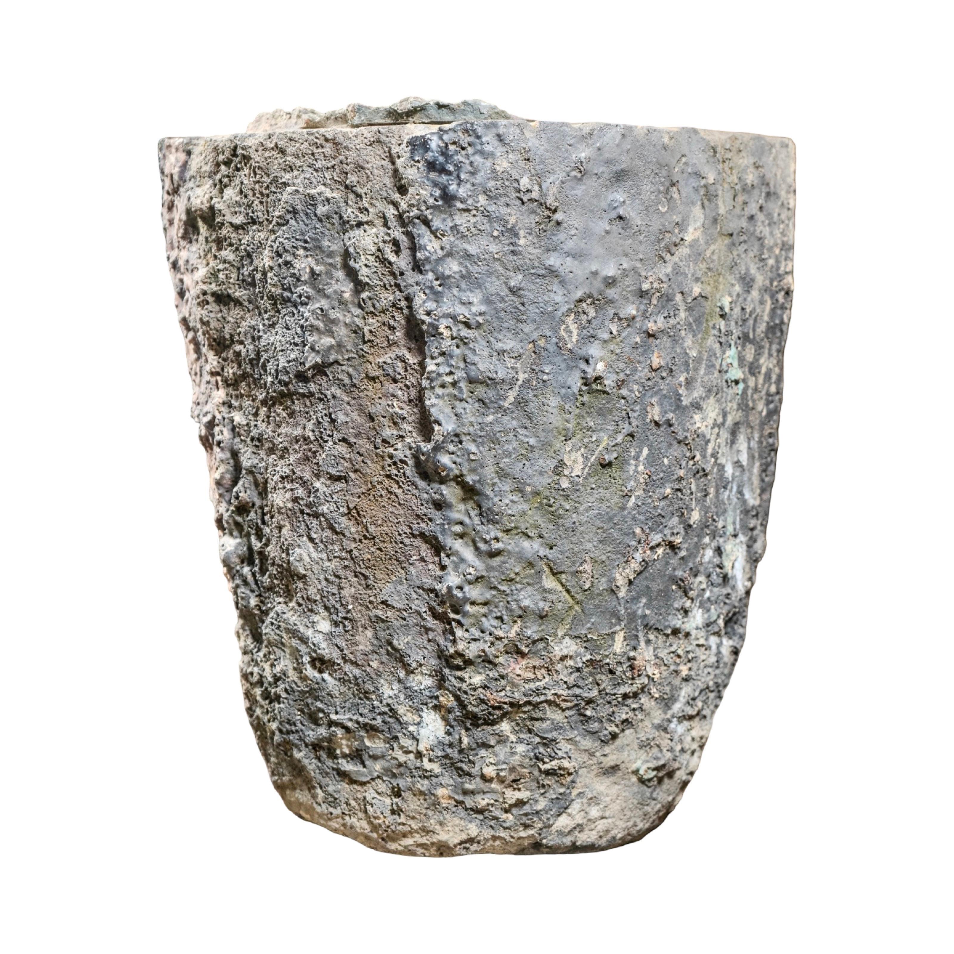 Antique French Volcanic Lava Stone Planter en vente 3