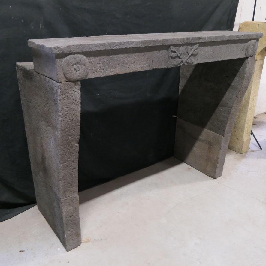 Questo magnifico caminetto Antique French in pietra vulcanica incarna un'eleganza senza tempo e una robusta maestria. Scolpito da una roccia vulcanica unica, porta la bellezza duratura e la grandezza storica del patrimonio francese in qualsiasi