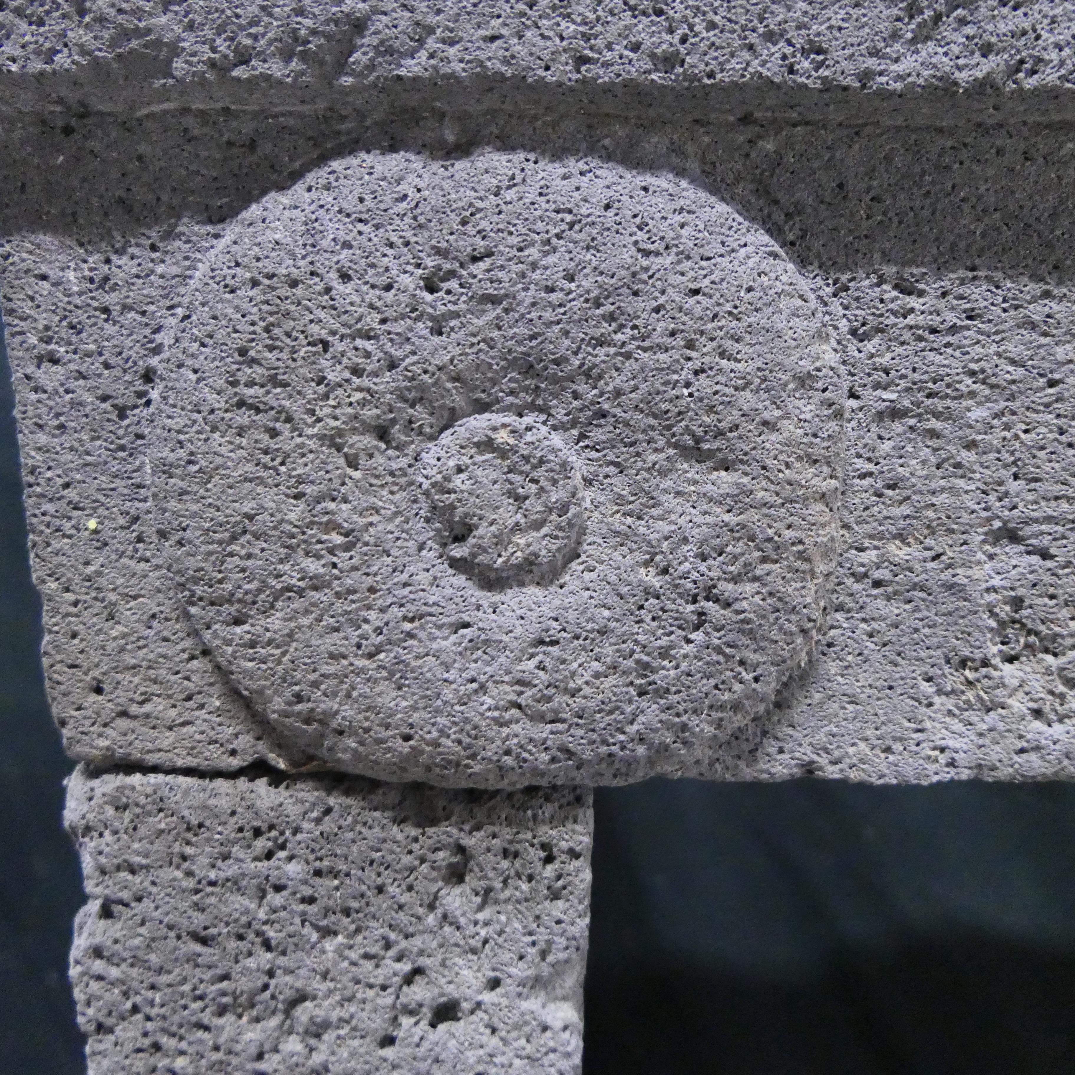 Camino francese d'epoca in pietra vulcanica in vendita 1