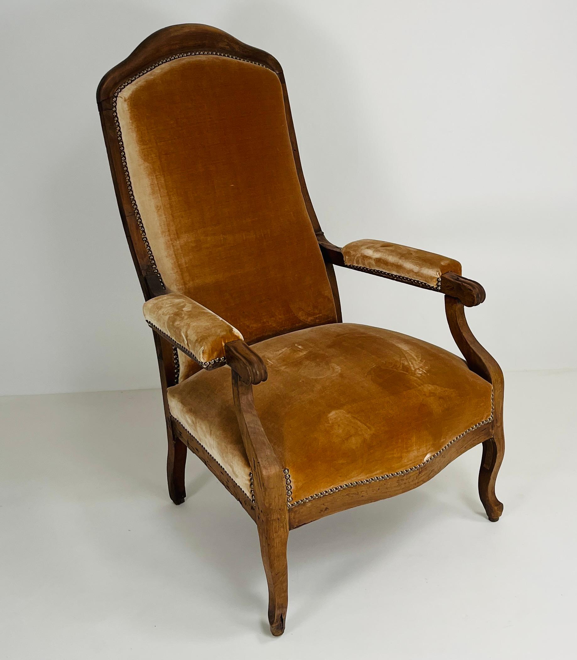 Cadre en noyer  Tangerine Upholstery  Condit Vintage

Exemple frappant de l'artisanat français du milieu du XIXe siècle, ce fauteuil Voltaire date des années 1850 et présente un cadre en noyer richement patiné avec de gracieux pieds en cabriole, des